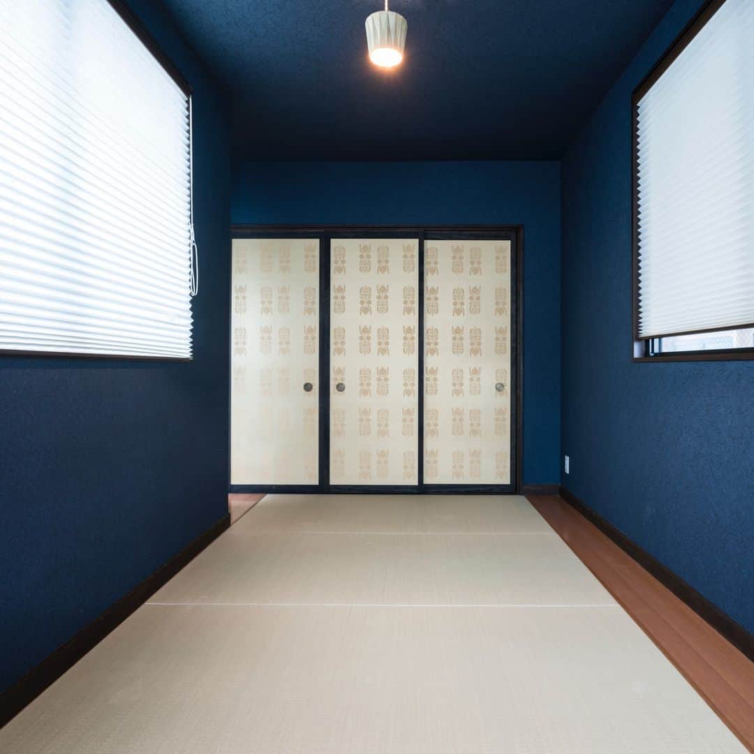 パパママハウスのインスタグラム：「. とことん和モダンに こだわりを持って作られた 和室空間。  ネイビーの壁や天井が かっこいいお部屋です。  プリーツブラインドから透ける 明るい光も心地よさを感じさせてくれます。  ------------------------------  お気に入りの壁紙をメインに リノベーションしたお家。  大正ロマン、北欧と好きなものをふんだんに取り入れて 素敵空間に仕上げました。  全体的に個性的でも 木のぬくもりを取り入れれば 全体を調和してくれて素敵にまとまります。  ------------------------------  キッチン内のカップボードは 木目で落ち着きのあるものに。  どこか懐かしさを感じる キッチンに仕上げました。  床のタイルも個性があり インパクト抜群です。  ------------------------------  すっきりしているのに どこかあったかさを感じる ウォッシュスペース。  ペンダントライトから生まれる 影までもがまるでインテリアのよう。  ミラー周りのタイルも 個性的で素敵！ バランスが取れていて とてもおしゃれです。  ------------------------------  落ち着いたカラーで おしゃれなラバトリー。  懐かしい昔らしさを感じるような 素敵で落ち着けるスペースです。 洗面台もちょっぴりレトロ感のあるデザイン。  お家全体のムードが 統一されていて 個性が出ているのが素敵です。  ------------------------------  愛知、岐阜、三重で お家づくりを考えている方大歓迎！  今だけ150ページの大容量で 90件のお家事例を紹介している 「家と暮らしカタログ」 をプレゼント中♪  詳細はプロフィールから @papamamanhouse ㅤㅤㅤㅤㅤㅤ  #注文住宅 #丁寧な暮らし #マイホーム計画 #新築一戸建て #ナチュラルインテリア #自由設計 #施工事例 #デザイン住宅 #おしゃれな家 #モデルハウス #一宮市 #店舗デザイン #かっこいい家 #好きなものに囲まれた暮らし #完成見学会 #家づくりアイデア #注文住宅新築 #高断熱 #設計士とつくる家 #高気密 #失敗しない家づくり #理想の家 #デザイナーズハウス #ペットと暮らす家 #スタイリッシュな家 #内観デザイン  #パパママハウス #家づくり日記 #大好きな暮らしを #愛知住宅」