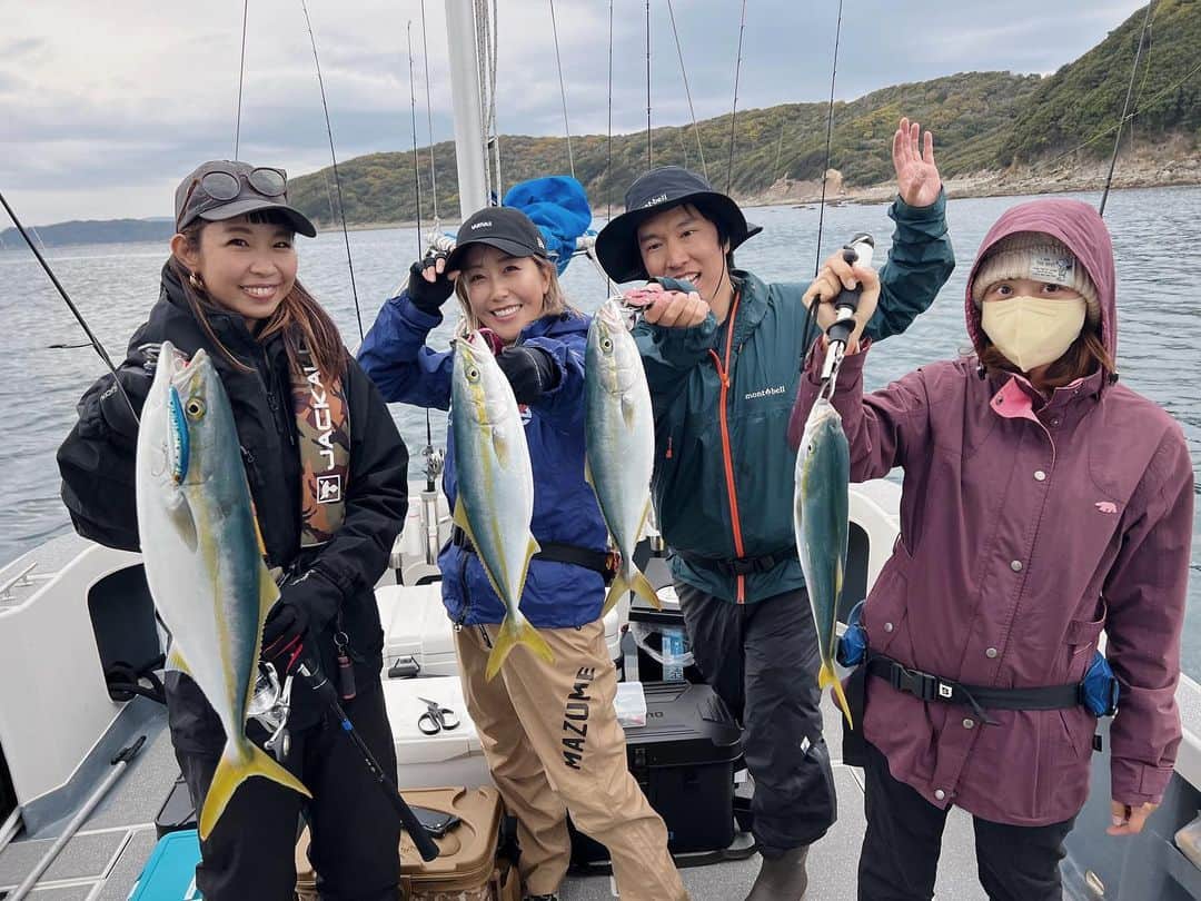 石川文菜さんのインスタグラム写真 - (石川文菜Instagram)「昨日はさぁやさんといつもお世話になっているカメラマンさんと共にキャスティングで青物🎣  今回、神戸マリーナから出船しているエクセレントトレジャーさんに乗船しました🛥💨 広々していて、快適💡  この日はひょんな事から乗り合わせた台湾のカップルさんと一緒にみんなで釣りをしたの☺️🎣 日本での釣りを堪能できたようで良かった🤍 言葉が通じなくても、釣りはみんなで楽しめますね😆✨  全員ビッグバッカーアンチョピードでGET🎉  お世話になったエクセレントトレジャーさん、ありがとうございました😆  #JACKALL #ジャッカル #青物 #キャスティングゲーム #オフショア #offshore #ビッグバッカーアンチョピード #神戸マリーナ #エクトレ #釣りスタグラム #海釣り」4月6日 21時59分 - bun0404
