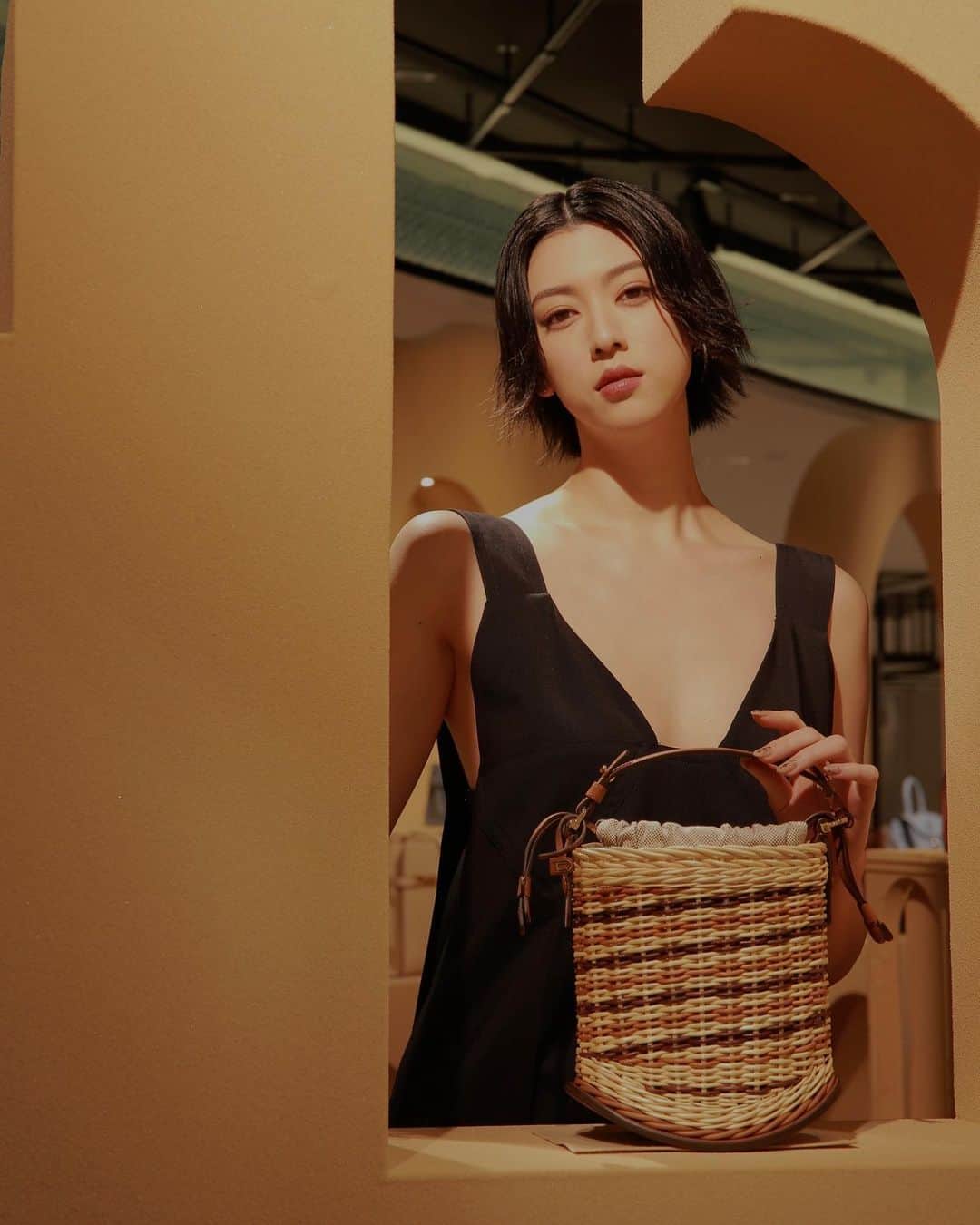 のインスタグラム：「-Delvaux-  世界最古のラグジュアリーレザーグッズメゾンである デルヴォーがポップアップストアを開催中。  ベルギーの海岸で過ごす夏の休暇へといざなわれる会場では 巨大な砂の城とビーチをテーマにした 特別な空間が誕生🌿  私がチョイスしたバッグは Pin Mini Bucket Osier  伊勢丹新宿店限定カラーの Tempête Crush のPacificも 是非チェックしてみて。  4/5~11 伊勢丹新宿店本館ザ・ステージにて。  @delvaux  @isetan_shinjuku  #delvaux #delvauxpopup #デルヴォー」