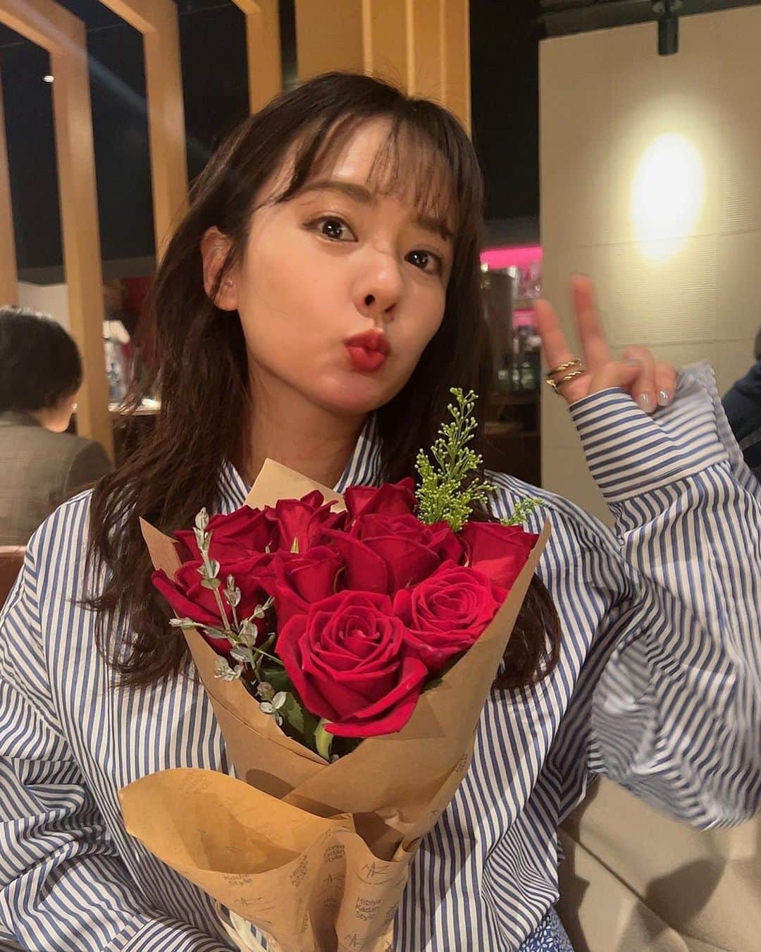 山田菜々のインスタグラム：「人生きっといろんなことあるけど そんなときこそ人に優しく、 毎日健康に楽しく過ごせることに感謝して 生きていかなきゃなって思った日でした☺️✌️  今日の写真は、 バラの花束をもらったんだけどね 数えてみたら10本あったの🌹 意味もしらず花束セットで可愛かったからという理由で いただいたのですが10本の意味を調べたところ 「あなたは完璧」でした🌹 (くれた本人が1番驚いてた😂w)  ...たしかに。間違ってないよね☺️✌️笑 ね！？みんな！！！😇どう思う？」