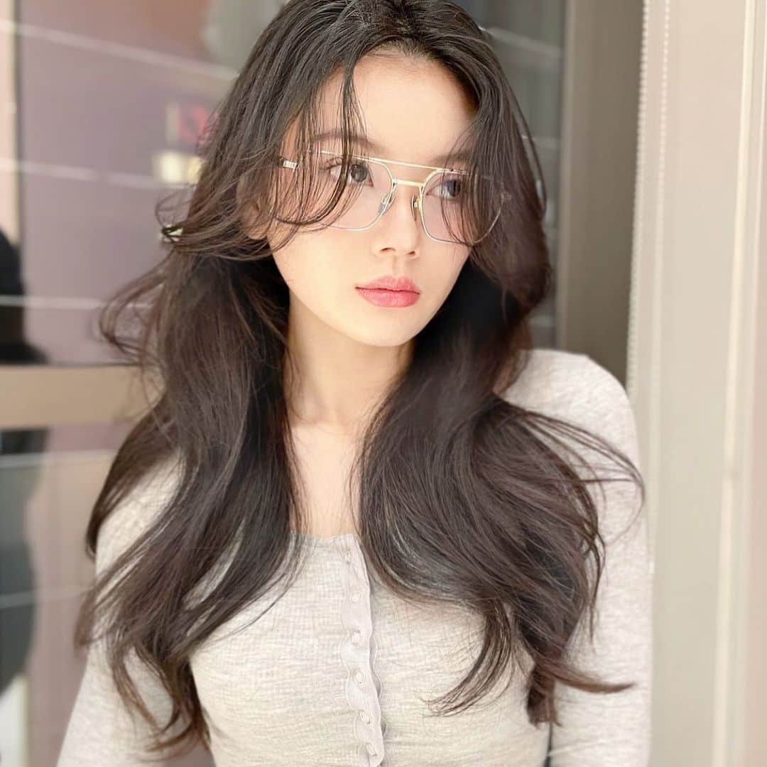 原涼香のインスタグラム：「layer long ❤️❤️ カットもかなり大事です🫶🏻 ㅤㅤㅤㅤㅤㅤㅤㅤㅤㅤㅤㅤㅤ  #SHIMA #韓国ヘア#韓国スタイル#海外ヘア#レイヤーカット#ワンホンヘア#ワンホン#ハイトーン#暗髪#ベージュカラー#ラベンダーカラー#グレージュカラー#オリーブカラー#透明感カラー#トリートメント#銀座美容院#銀座美容室#美容師#시스루뱅#레이어드컷#hairstyle#y2k#fasion#color#layered#beige」