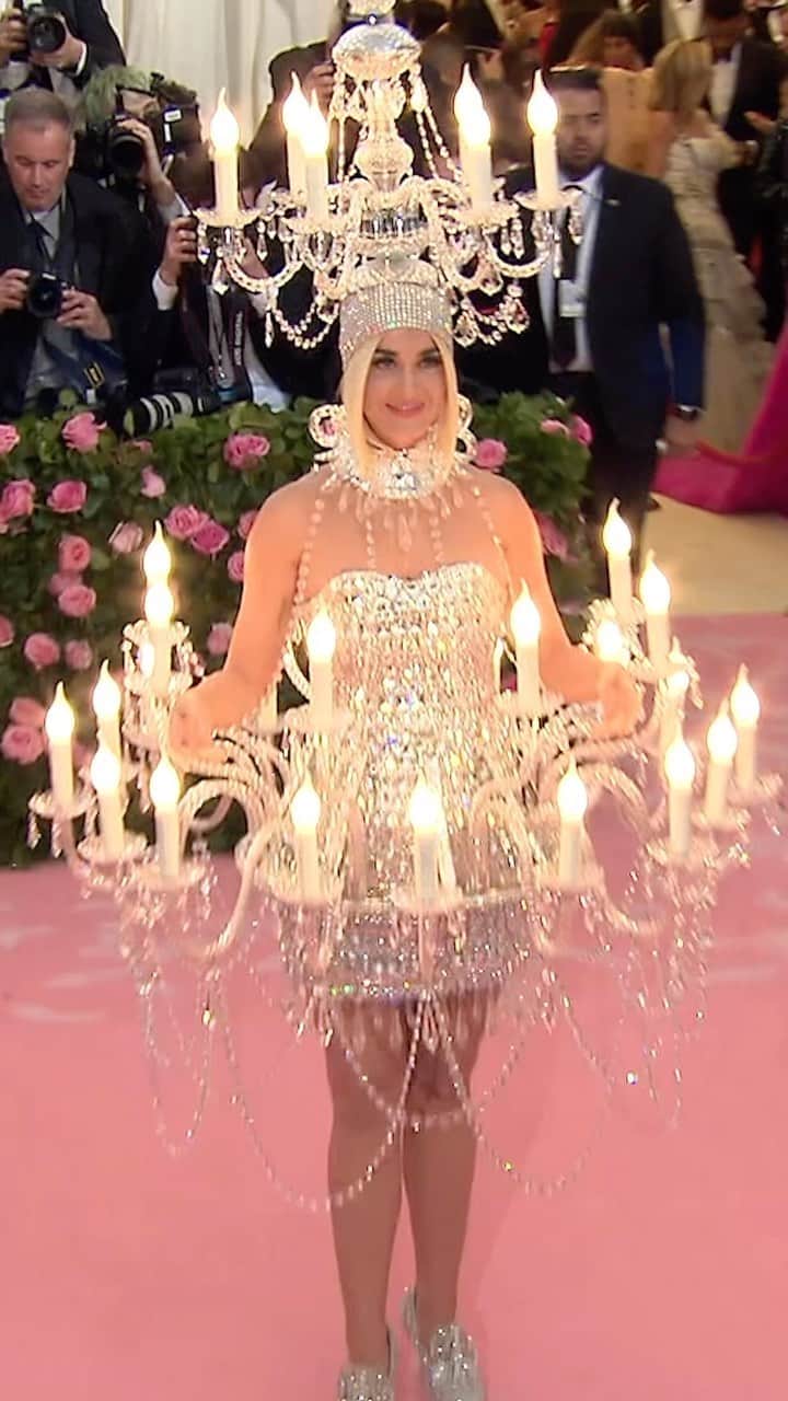 Moschinoのインスタグラム：「From MOSCHINO to Kensington Palace. MOSCHINO is thrilled to have some of its most iconic red carpet looks on display for the “Crown to Couture” exhibit. Seen here, the show-stopping Chandelier dress worn by Katy Perry during the 2019 MET Gala.   #crowntocouture #KatyPerry #Moschino #MoschinoLondon」