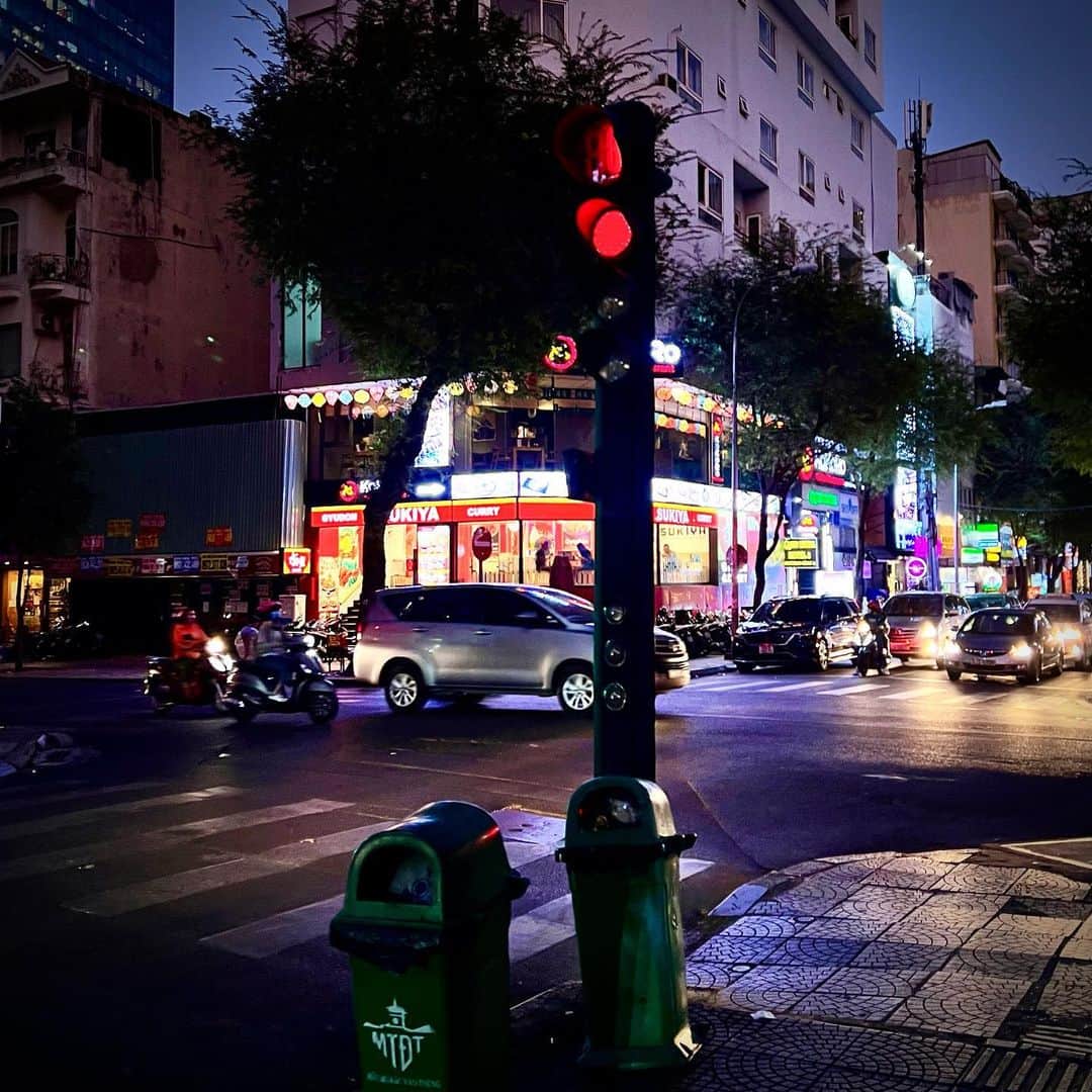 畑亜貴さんのインスタグラム写真 - (畑亜貴Instagram)「ホーチミンの夜、クラフトビール美味しい。  胡志明市的夜晚，啤酒很好喝。  호치민의 밤에는 수제 맥주가 맛있습니다.  Craft beer is delicious at night in Ho Chi Minh City.  La cerveza artesanal es deliciosa por la noche en Ciudad Ho Chi Minh.  #akhtravelogue」4月6日 22時03分 - akihata.jp
