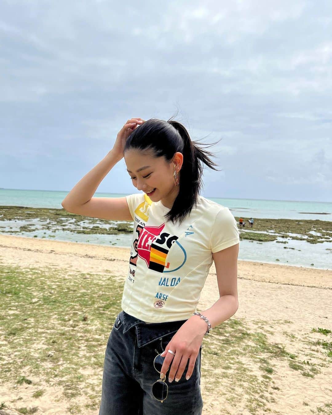 水戸由菜さんのインスタグラム写真 - (水戸由菜Instagram)「・ okinawa🌴  誕生日旅行でれんが沖縄連れてきてくれた！ 半袖でも暑い~！！ 海綺麗~🌊💙  tops: @diesel  bottom: @evris_official  shoes: @toryburch  sunglasses: @rayban    #沖縄   #okinawa」4月6日 22時09分 - yuna_3047