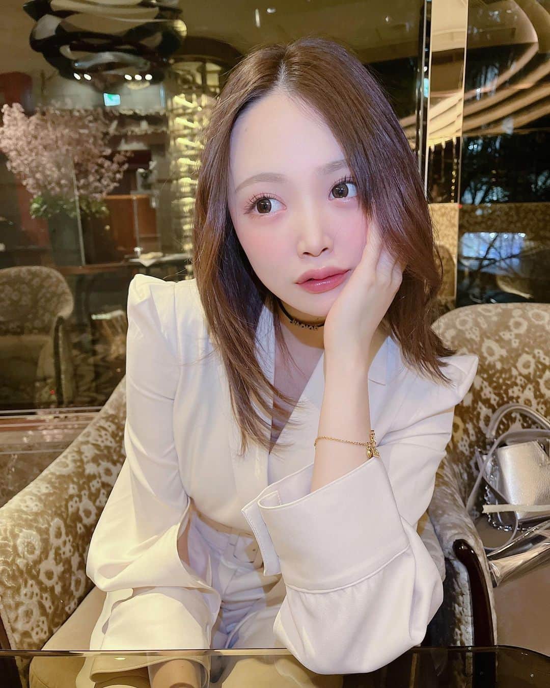 鳥海絢菜のインスタグラム：「・ 2枚目のポーズよくわかんないけど 3ヶ月間のリリイベ駆け抜けたので ご褒美に美味しいご飯にいきました🍽️🪄 ・ ・ やっとこのお洋服着れるくらいあったかくなって嬉しい🩵夜は寒いけどね、、 ・ ・ ・ ・ ・ ・ #royalparty #dior #louisvuitton #ootd #fashion #food #selfie #korea #私服　#韓国 #六本木 #idol #ラウンジ #hair」