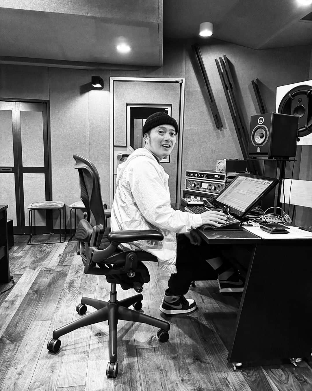 PUSHIMのインスタグラム：「.  #今日のシミやん @shimi_bb   #pushim #recording  #newsongs  #inthestudio」