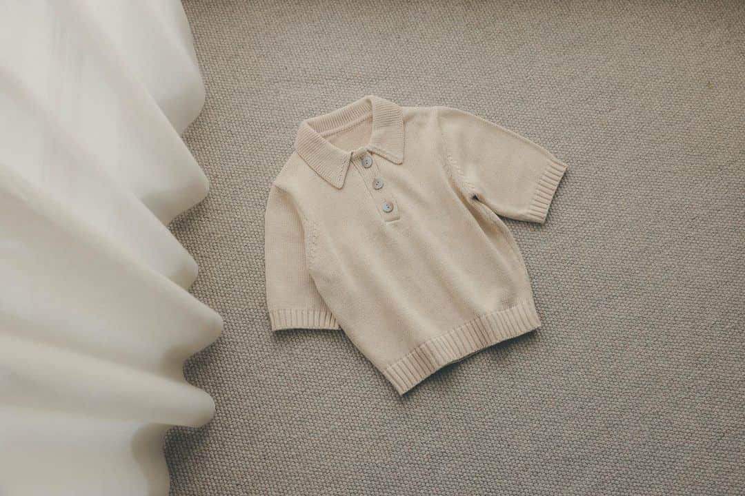 オブレクトのインスタグラム：「大人気のオーガニックコットンニットポロ✨ グレーとピンクの2色は完売しました🌿 ブラックとベージュは在庫ございます✨こちらも数に限りがございますので、気になる方はお早めに✨  オーガニックコットンニットポロ Color.グレー/ライトピンク/ブラック/ベージュ Price ¥14,300（include tax） オーガニックコットンと麻素材混紡の糸を使用し、ざっくりと編み上げたローゲージニット。  通気性がよく、サラッとした肌触りが涼しいので、夏場でもご着用いただけるサマーニットです。 衿つきのBIGボタンがレトロな印象ながらも、コンパクトなサイズ感で女性らしい印象に仕上げました🌿  ユニセックスで着られる、オーガニックコットンユニセックスニットポロもございます✨  ——————————-  Miyako Takayama × oblekt   高山都さん @miyare38 との春のコラボレーションアイテム、大変ご好評いただきありがとうございます✨  今回はON / OFF、様々なシーンで活躍する、都さんこだわりのアイテムたち🌿  【ONでも OFFでも カジュアルにもフォーマルにも ゆるっともかっちりも。 色使い次第、着こなし次第で、両A面なアイテムを。 軽やかに、しなやかに、纏うを楽しむ、春がやってきます。】   oblekt 公式オンラインストア（Re:Circulet リサーキュレット）で販売中です！  ぜひご覧ください✨  +++++++++++++++++++  【オブレクトの公式ストア サイト移行・リニューアルオープンのお知らせ】  昨年7/22(FRI)より、 Re:Circulet（リサーキュレット）にてoblekt 公式オンラインストアがリニューアルオープン致しました✨ https://recirculet.com/oblekt/  【旧oblekt ストア会員様】 リニューアルに伴うシステム変更により、 パスワードの再設定が必要となります。 お手数をお掛け致しますが 下記より設定をお願いいたします。 （再設定していただきますと、旧サイトのポイントが移行されます） https://recirculet.com/ap/member/login  また、新サイトへ再設定していただく、又は新規会員登録していただきますと、2000円 OFF couponをプレゼント中です！ ぜひこの機会にご利用ください。  皆様にはご不便をおかけいたしますが、 何卒ご理解いただきますようお願い申し上げます。  ——————————————  #miyakotakayama #高山都 #oblekt #オブレクト」