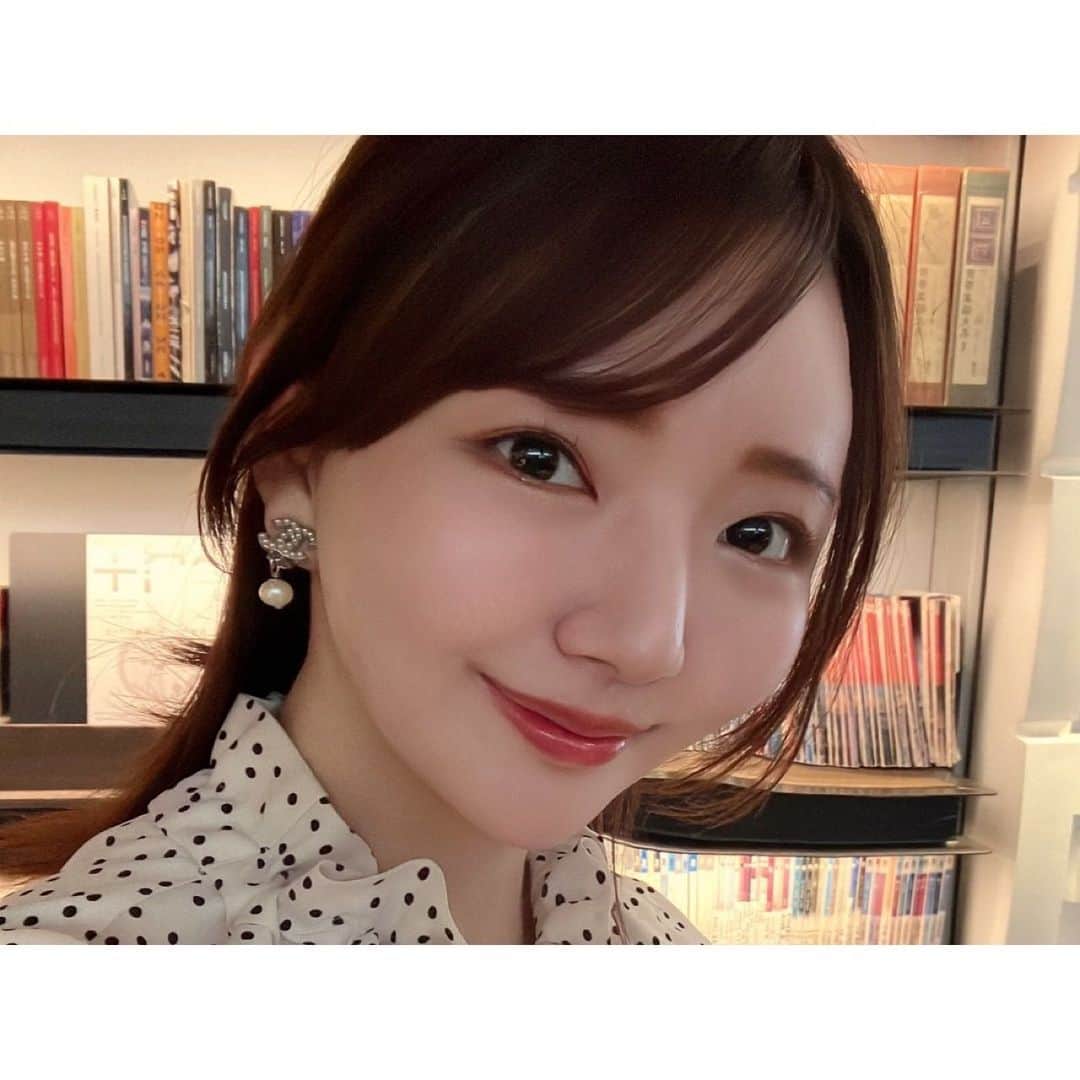 木下マリアのインスタグラム：「最近紫外線強くなってきたから @drwu_skincare.japan の日焼け止めに変えた☀︎  伸びが良くて化粧下地としても優秀なの！  日焼け止めというよりは保湿成分のヒアルロン酸と数種類のセラミドが入ってるから美容液みたいな感覚で使えるのも◎  べたつかずにサラサラになるのにツヤ感はあるという欲しいとこ取りで気に入ってる〜！  #☀」
