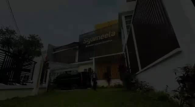 Zaskia Sungkarのインスタグラム：「Ramadhan dan Dakwah  Sebuah kalimat mulia yang kelak bisa menjadikan nama kita abadi dan umur yang kedua menjadi indah ialah dakwah  Karena dakwah ialah aktivitas yang obyeknya hati seorang hamba untuk kembali menuju kembali kepada Alloh  Membangun masjid dan dakwah sejatinya memiliki point besar disisi Alloh, karena tak akan makmur masjid hingga dakwah digelorakan dengan metode terbaik  Membangun dakwah cakupanya hingga ribuan dan ratusan ribu orang tanpa terbatas oleh batasan wilayah hingga pahala dalam kontribusi dakwah sangatlah berlipat ganda dengan waktu yang tak terbatas  Oleh karenanya, dakwah tak boleh sekedarnya dan apa adanya, dan harus dengan sesuatu yang teristimewa dalam segala hal  Mari melangitkan harta dan rizqi kita dalam kontribusi dakwah sebagai bagian keperduliaan kita terhadap kalimat Alloh dan bagian upaya meraih kemuliaan jalan para nabi dan rasul  Karena bergabung dalam kafilah dakwah ialah jalan pintas menuju syurga sesuai dengan apa yang kita mampu  Ada yang dengan waktunya, ada yang dengan ilmunya, ada yang dengan hartanya   Bersama Syameela Waqf   . Info Rekening : *an. Syameela* *BCA SYARIAH 0064444516* *BSI 7700990038* . Konfirmasi Transfer :   +62818481212 (Pak Ujang) +6281617566856 (Sapto) .  #syameela #oemarmita #rumahdakwah #rumahkreatifdakwah #dakwahproject #abubassam #wakafproduktif」