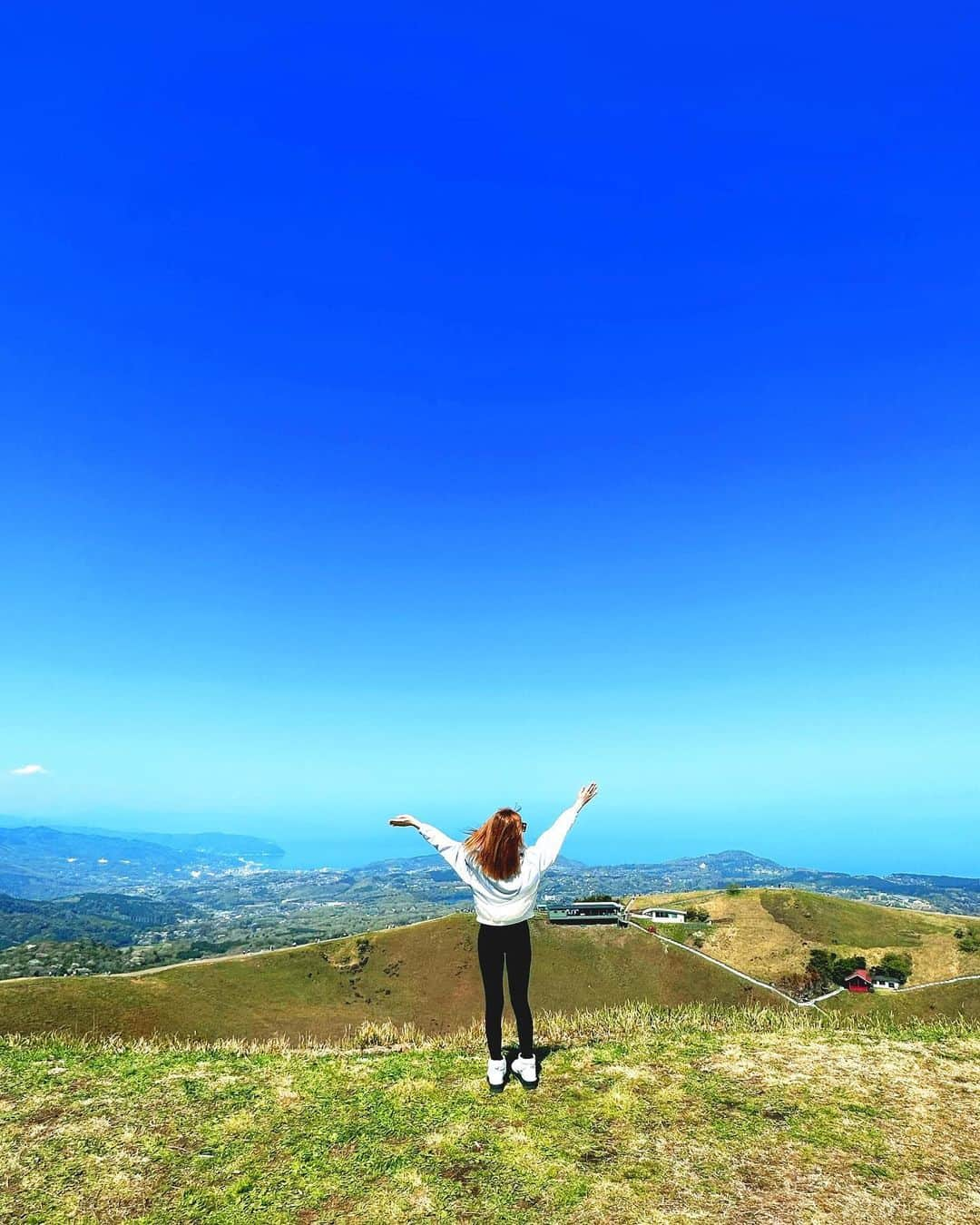 鈴音りんのインスタグラム：「結構前だけど… 自然と一体化したときの、笑⛰️⛰️💙 ， この下すぐ崖なんだけど、 高いところに立つと気持ちがすっきりする✨ ， 春だし綺麗な景色をたくさん載せたい🌸☘️  #キャバクラ#キャバ嬢#歌舞伎#歌舞伎町#歌舞伎町キャバ嬢#鈴音りん#りん#LaVan#ラバン#フォーセンスグループ#らばん#新宿#shinjuku」