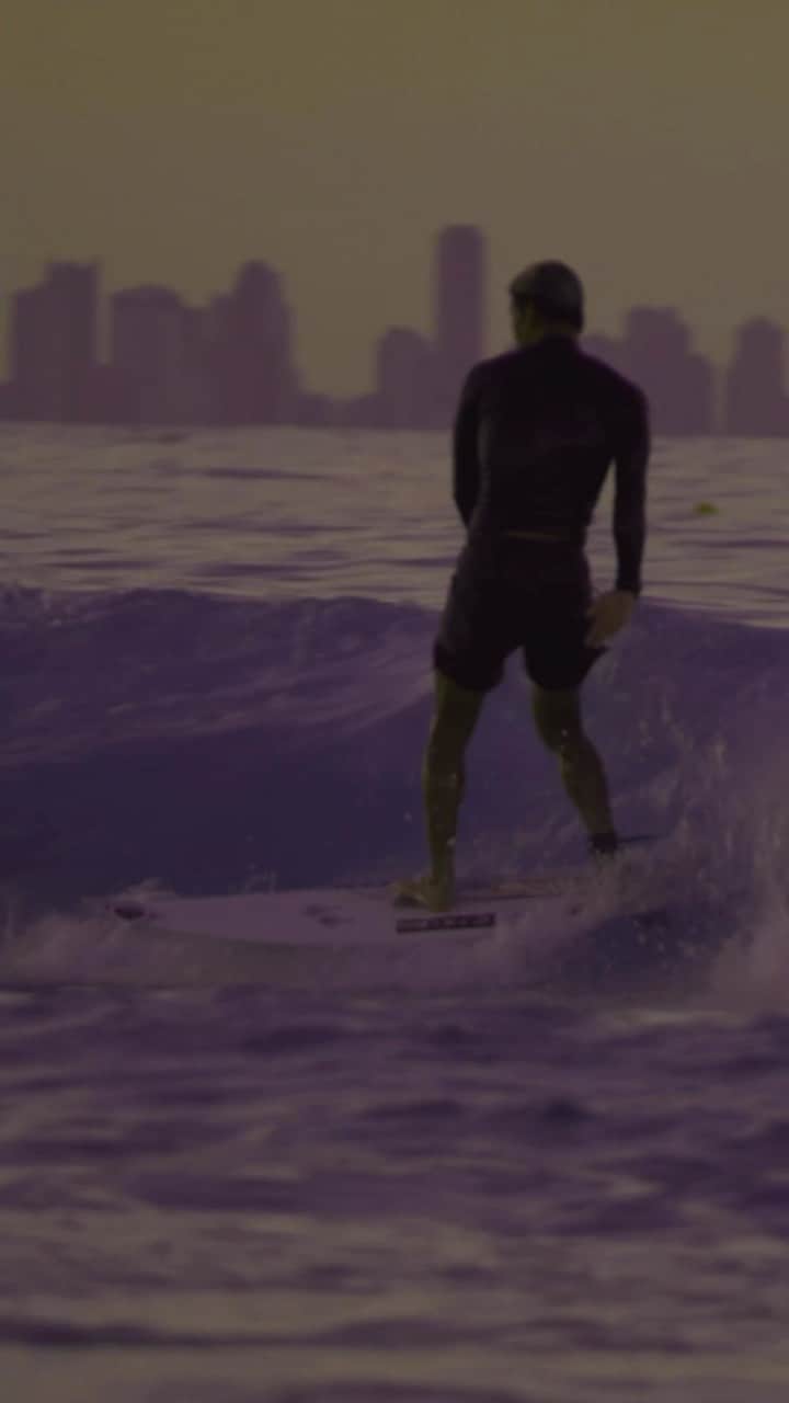 山中海輝のインスタグラム：「I surf because... たまには肩の力を抜いて、流れに身を任せることも。  Film @norihiro_takeda Color @dear__sir」