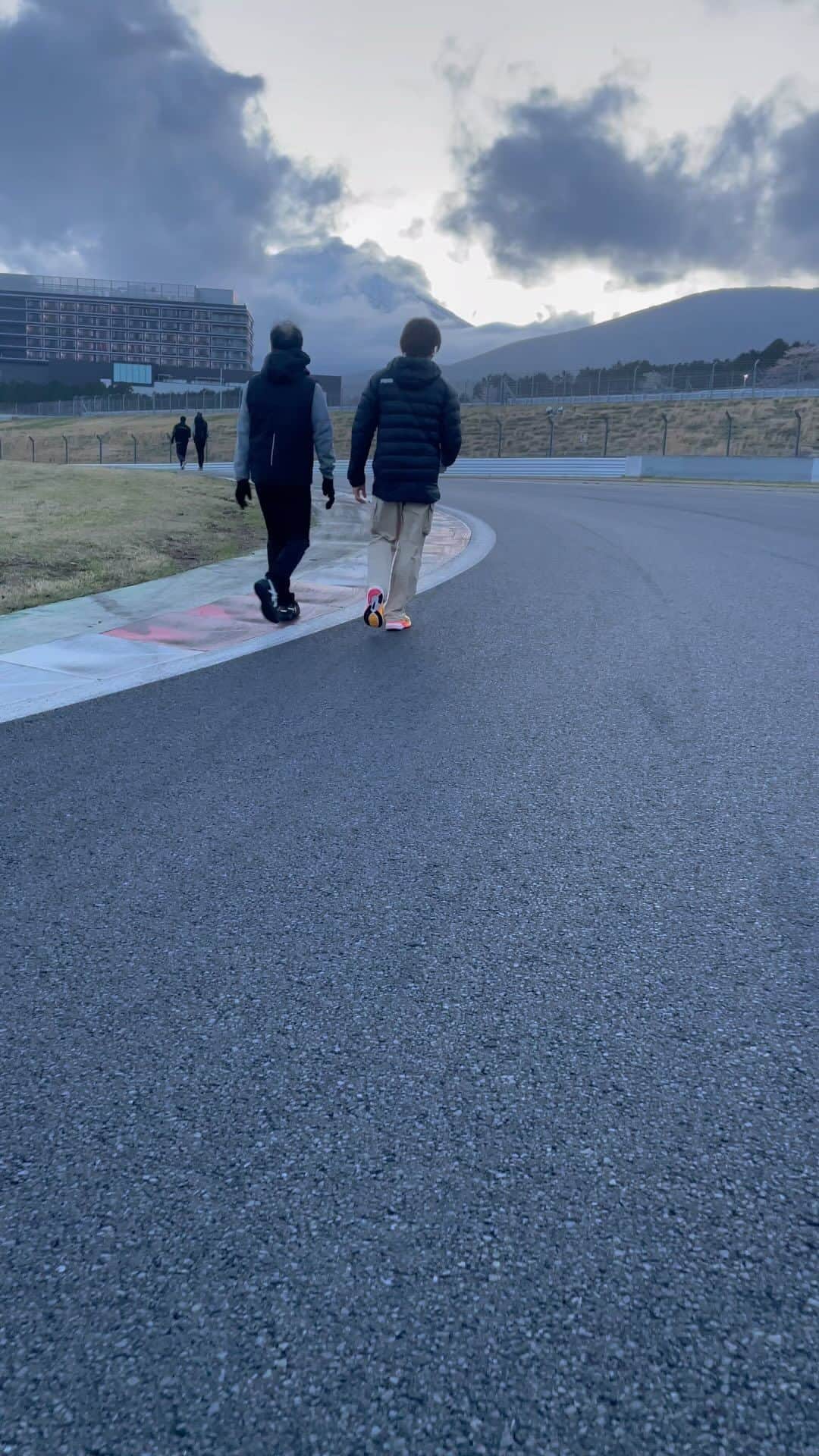 松下信治のインスタグラム：「Thursday 🚶💦」