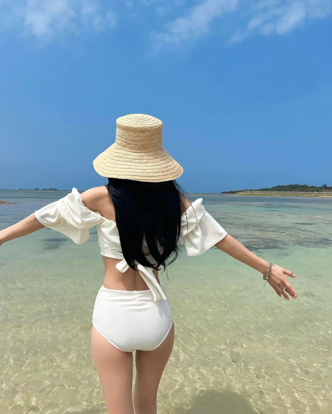 梯真奈美さんのインスタグラム写真 - (梯真奈美Instagram)「海気持ちよかった〜🌈🤍  沖縄の海は本当綺麗だねぇ✨  恵 🌎  #沖縄 #okinawa #swimwear #eimyistoire」4月6日 22時21分 - official_manami