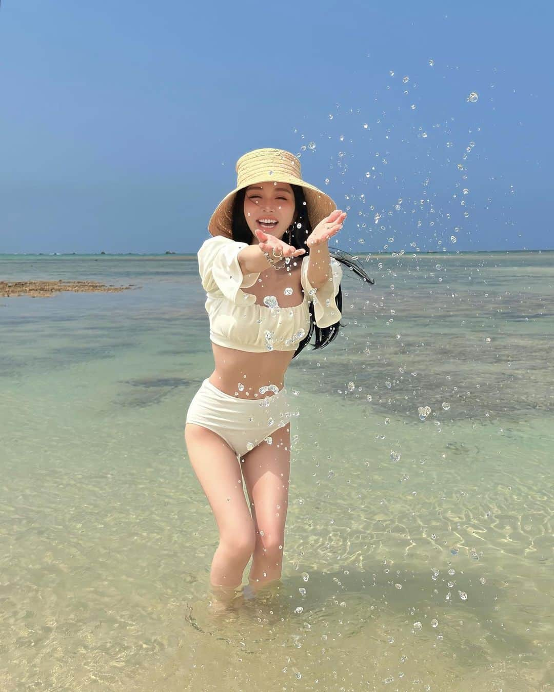 梯真奈美さんのインスタグラム写真 - (梯真奈美Instagram)「海気持ちよかった〜🌈🤍  沖縄の海は本当綺麗だねぇ✨  恵 🌎  #沖縄 #okinawa #swimwear #eimyistoire」4月6日 22時21分 - official_manami