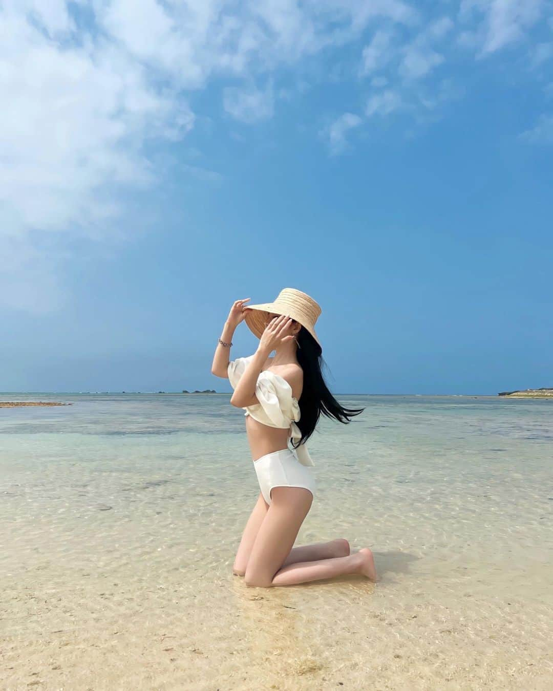 梯真奈美さんのインスタグラム写真 - (梯真奈美Instagram)「海気持ちよかった〜🌈🤍  沖縄の海は本当綺麗だねぇ✨  恵 🌎  #沖縄 #okinawa #swimwear #eimyistoire」4月6日 22時21分 - official_manami