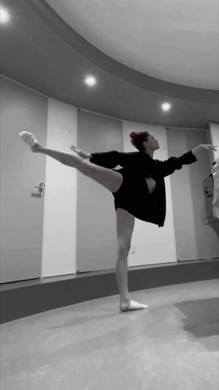 蘭舞ゆうのインスタグラム：「🎭🏗️🔗 関節と睨めっこ。 about…. 粛々と...。  #mozart」