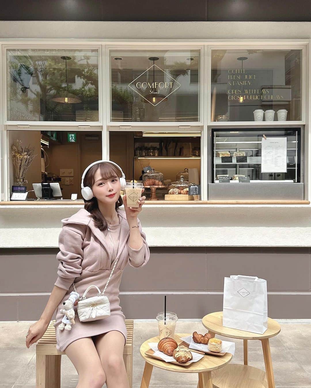 計良日向子（ひなひ）さんのインスタグラム写真 - (計良日向子（ひなひ）Instagram)「. . 御茶ノ水にあるカフェ🥐🎧 @comfort_stand_ochanomizu . . . . 可愛くて行ってみたかったカフェ🤍 可愛いのはもちろんなんだけど、 パンもカフェラテも美味しすぎたし 店員さんもとっても優しくて🥹💞 大好きなカフェになりました🎀 . . . テイクアウトの方が絶え間なくいて 大人気カフェでした💕 . . . 👗ワンピース　@cherimi_official . スタイルアップで楽ちんワンピ🤍 旅行とかにもたくさん使えそう♡ . . . #御茶ノ水カフェ #御茶ノ水グルメ #東京カフェ #カフェ巡り #cherimi #シェリミー #グルミット #ヘッドホン #ヘッドホンコーデ」4月6日 22時27分 - kerahinako1105
