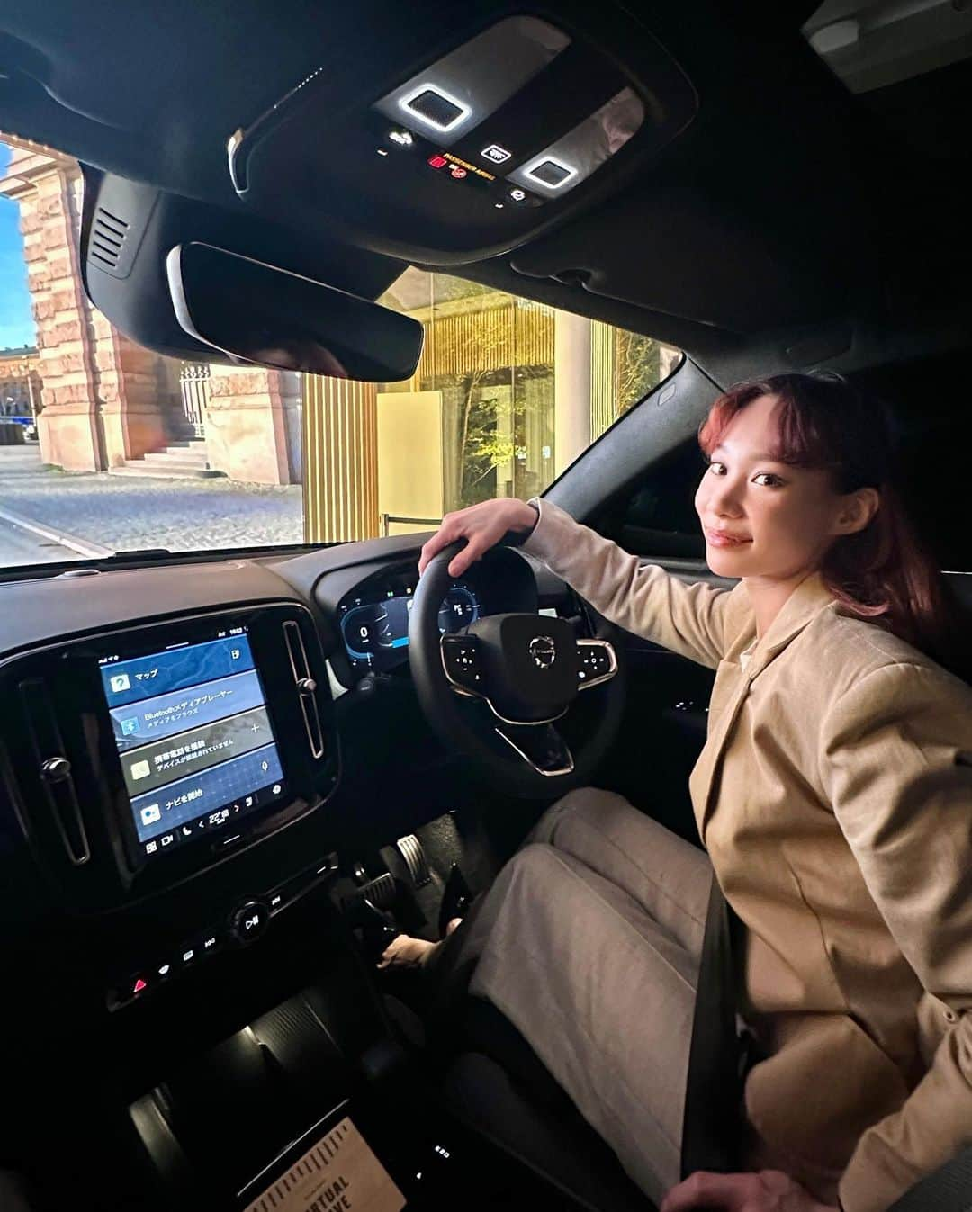 マドモアゼル・ユリアのインスタグラム：「「VOLVO STUDIO TOKYO」のオープニングパーティーにお邪魔しました！VOLVOのEV自動車のシュミレーターでスウェーデンの街並みを走行しました🚗 というのもVOLVOの本社があるのはスウェーデン。VOLVOも勿論サスティナビリティへの取り組みに注力していて、こちらのショールームは世界初となるEV自動車専用のスタジオなのだそうです！😳オープンおめでとうございます👏🏻 久々にリアルに運転してみようかな😆  @volvocarjp #volvostudiotokyo #volvo」