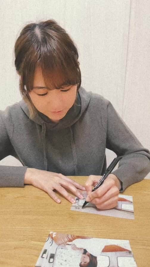 中嶋ユキノのインスタグラム：「2023.4.6（木） インスタライブご覧いただき、 ありがとうございました😊✨✍️  【アコ旅みくじ追記】 開場してからも、 グッズ売り場で「みくじ券」を販売します！ 「みくじ券」を持って、 グッズ売り場となりの、みくじ場所へ移動していただき、 「みくじ券」と引き換えに、 くじを引いていただきます😊✨  中嶋ユキノ アコ旅2023 〜新しい空の下で〜  3月19日（日）仙台 darwin🌸 3月25日（土）福岡 ROOMS🌸 4月2日（日）札幌 cube garden🌸 4月8日（土）大阪 BANANA HALL 4月9日（日）名古屋 BL cafe 4月15日（土）富山県民小劇場 ORBIS 4月22日（土）広島 Live space Reed 4月23日（日）岡山 MO:GLA 4月27日（木）東京 SHIBUYA PLEASURE PLEASURE  チケット🎫プレイガイドにて発売中！  ＼アコ旅2023メンバー／  ボーカル＆ピアノ #中嶋ユキノ  パーカッション #若森さちこ ギター #門馬由哉 ベース #小川悠斗  もんちゃん一部お休みの所は、 ギター  #小金坂栄造  #中嶋ユキノ #シンガーソングライター #nakajimayukino #singersongwriter #acoustic #新しい空の下で #アコ旅 #ツアー #アコースティックツアー」