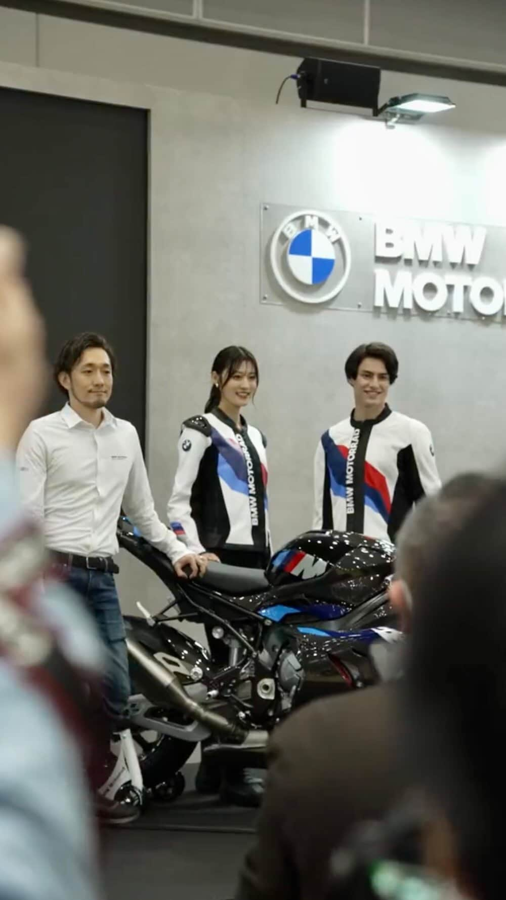 日吉晶羅のインスタグラム：「#Repost @bmwmotorradjapan with @use.repost ・・・ モーターサイクルショーのBMW Motorradブースでは、新型M 1000 RRや、話題のM 1000 Rなどの新型モデルを数多く展示しています！  さらに、最新のライダーズギア&カジュアルウェアを紹介するステージショーも開催しています。  ぜひ、BMW Motorradブースにお越しください。  新型M 1000 RRは名古屋モーターサイクルショーでも展示します！  #MakeLifeARide #BMWMotorrad #M1000RR #BMWモトラッド #bmwmcs2023 #駆けぬける歓び #東京モーターサイクルショー  . . 明日からは、 #名古屋モーターサイクルショー  #BMWMotorrad ブースでは、 先日日本初公開されたばかりの 新型 M 1000 RR の展示が😆🇯🇵  新型モデルの展示や最新ギアの ファッションショーもありますよ🏍 今回初めて着る衣装も ..✨✨  是非 お越しください！ 会いにきてね〜！！！  #bmwmcs2023  #BMW」