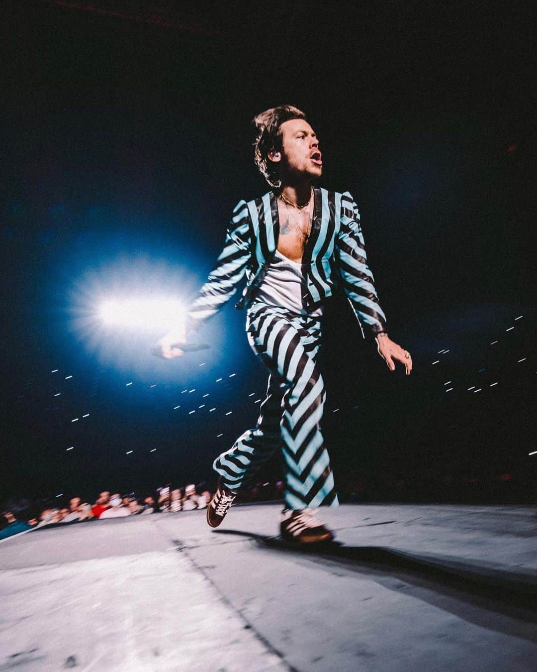 グッチさんのインスタグラム写真 - (グッチInstagram)「Harry Styles wears custom Gucci looks during his ‘Love on Tour’ concerts around the world.   #HarryStyles」4月9日 22時00分 - gucci