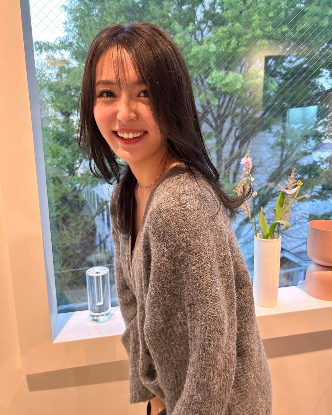 のインスタグラム：「４月突入！  新しいスタートが始まる人もいる月だね！  私の４月は舞台ルーザーヴィル三昧でございます！  本日大阪初日ありがとうございました😌  地方始まる前駆け込みで美容院行ってきたよーー やっぱ暗いの落ち着く☺︎  #ルーザーヴィル」