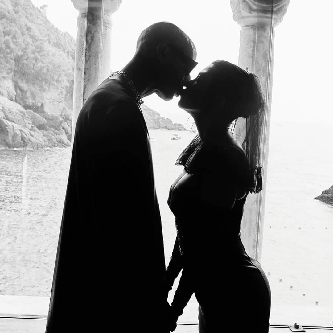 エレン・ヴォン・アンワースのインスタグラム：「Romantic moment of the newly weds @kourtneykardash & @travisbarker captured by me in Portofino announcing their ‘Til Death Do Us Part episode on @hulu 🥀🕊」