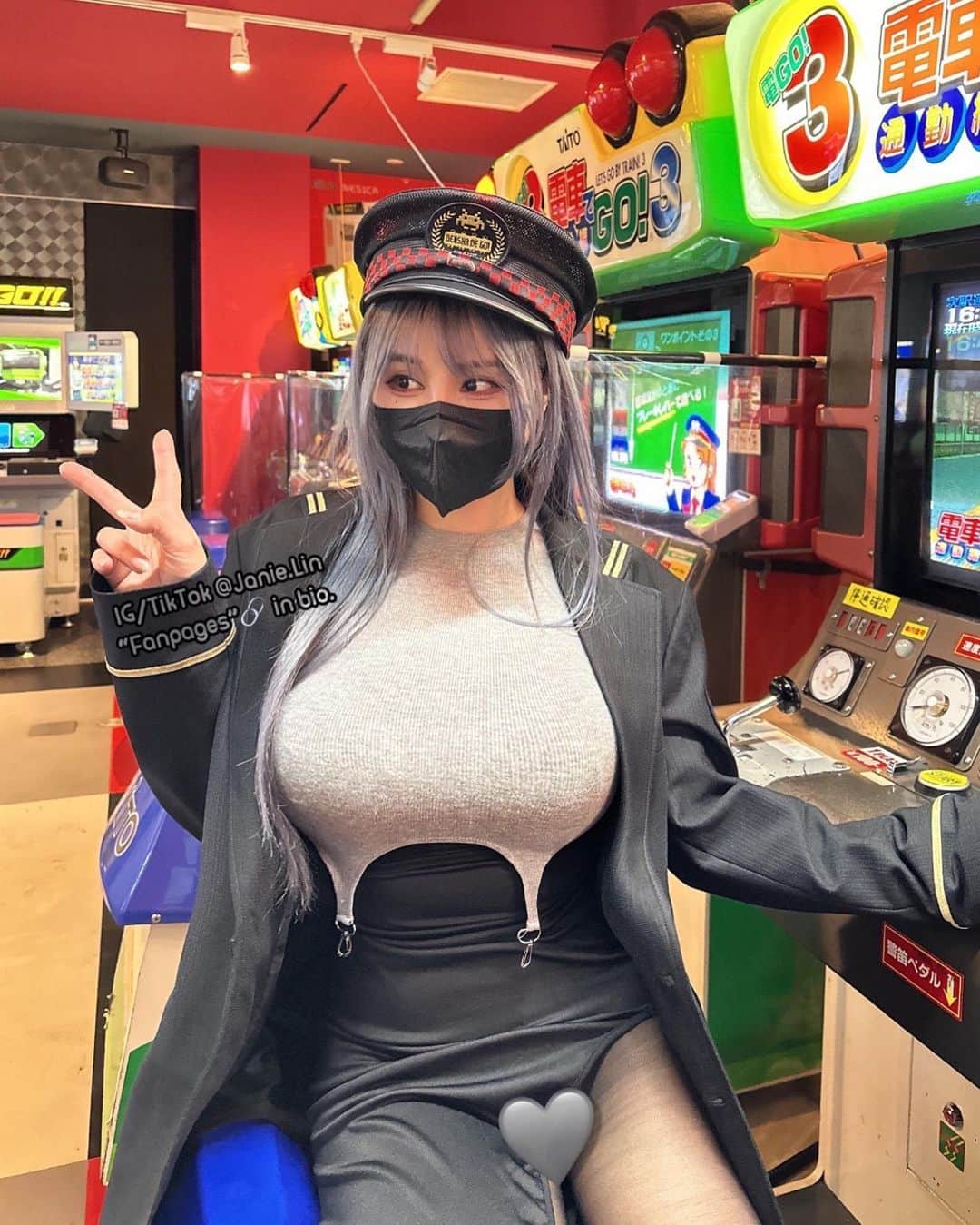泥泥林のインスタグラム：「在大阪看到電車街機，還有提供制服😆 Saw the train arcade game at #Osaka , the uniform I wore is provided by them, isn’t it cool😳 There’re also #JoJo arcade games!!!!!  遲到的列車長奔跑影片在小帳喔😎 I posted the video ver. on my backup acc👉 @janie153cm , check it out😆  #Location 🇯🇵 #日本橋 #大阪 #日本 #泥の旅遊碎片 🧩 #JanieTravelsTheWorld」