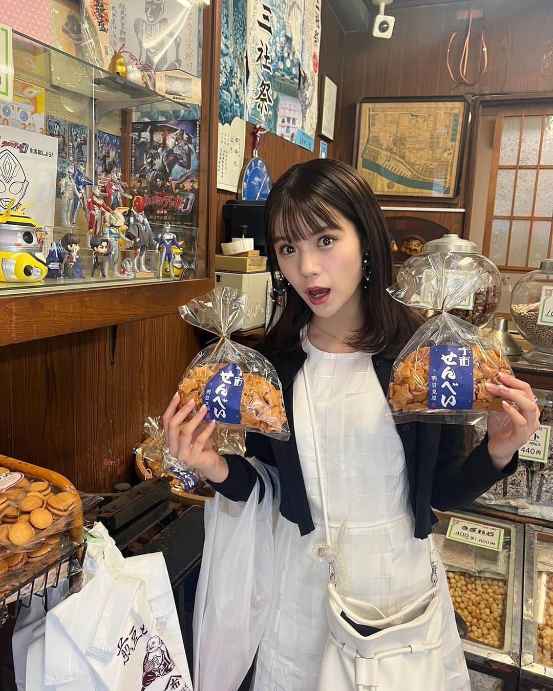 村山優香のインスタグラム：「とにかくウルトラマン三昧な1日 パート3 カナタの明日見屋（煎豆ほていや中塚商店さん） やっと、やっと行けた～ 宇宙せんべいと揚げせんべい買ったよ 美味しすぎて一瞬で無くなりそう、、 浅草だよ～」