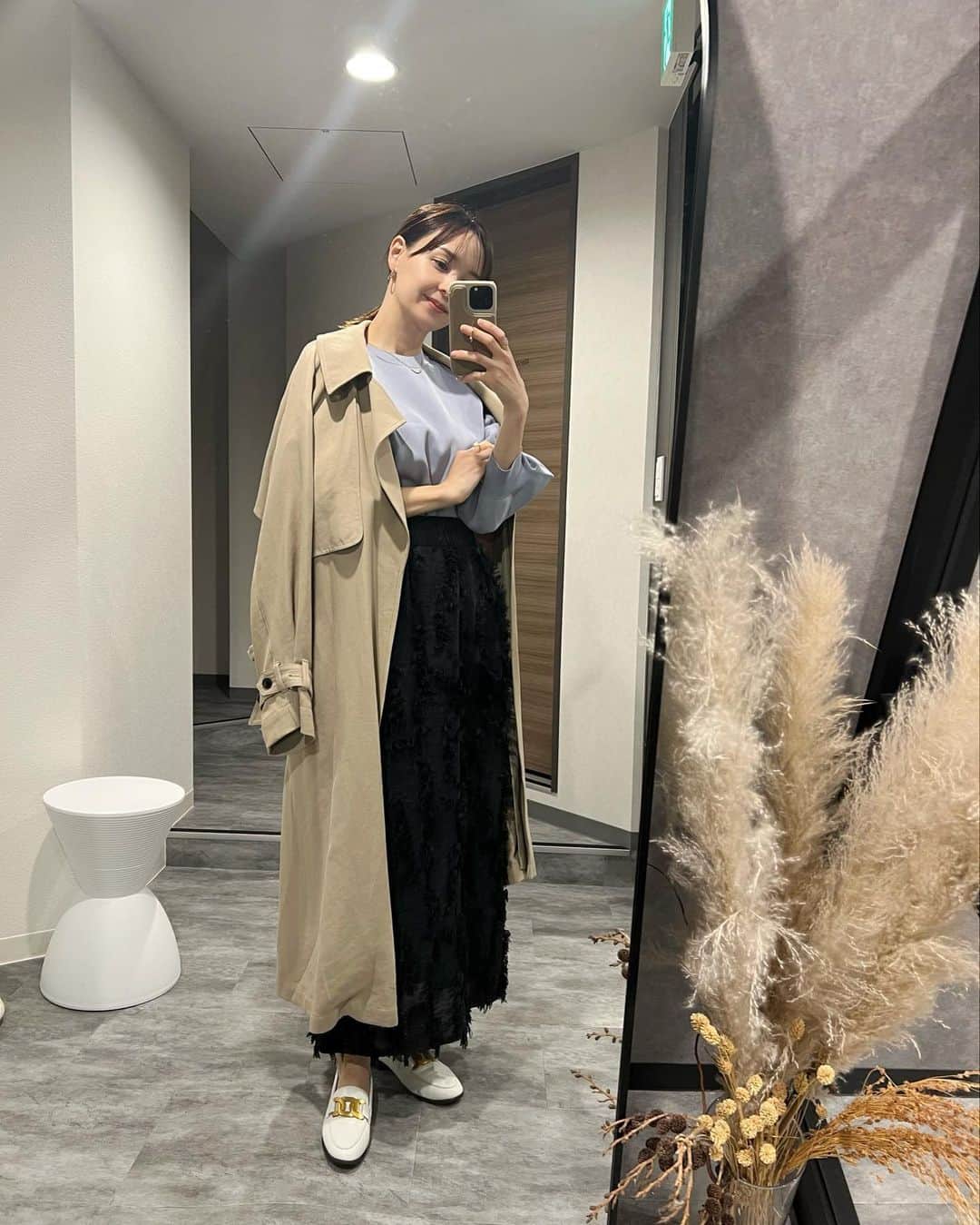 乙黒えりのインスタグラム：「新入生&新社会人の皆様おめでとうございます🎉  会社にトレンチコート着て行って、今年も春がきたなぁと実感🌸 トレンチコートって名探偵ぽくて好きwあーこないだの謎解きに着ていけばよかったなw  最近は、キャンペーン考えたり、投稿、リール、コラム、新商品色々企画して進めてます。リユー3ヶ月目も、みんなにわかりやすく良さを知ってもらって、肌に良い上質な本物のスキンケアを届けたい。  みんなDMでもコメントでも色々意見あったら教えてね♡ 今年度も育児も仕事もマイペースにコツコツやっていきます😊  #モニターキャンペーン　で 3500円分サンプル5回セットが無料でもらえるよん！非公開アカウントもオッケー❣️ 旅行とか持ち歩きにもすごい便利なの！！！　@reu_beauty #お得情報　だよ！！  #トレンチコート　@rope_jp  #スカート　@kariandlili_official  #トップス　@lanvin_en_bleu_womens  #ローファー　@tods  #ママコーデ#ママファッション#オフィスカジュアル#カジュアルコーデ」