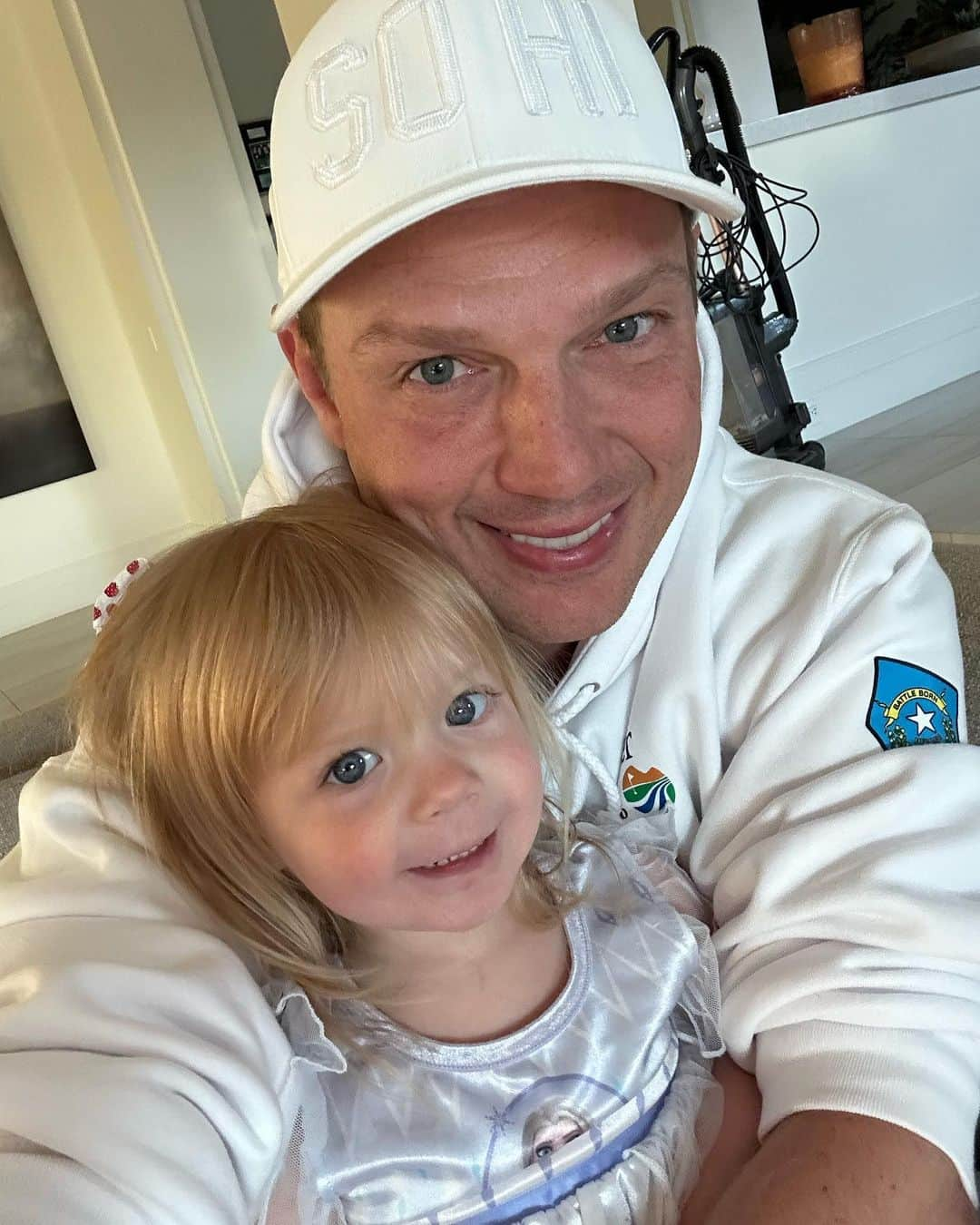 ニック・カーターさんのインスタグラム写真 - (ニック・カーターInstagram)「Good morning from me and my little Elsa. 🥰」4月6日 22時50分 - nickcarter