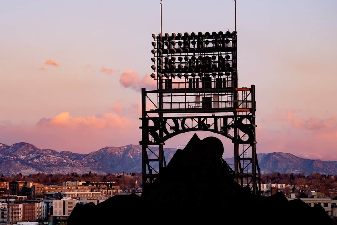 コロラド・ロッキーズのインスタグラム：「#BaseballSky but make it sunrise」