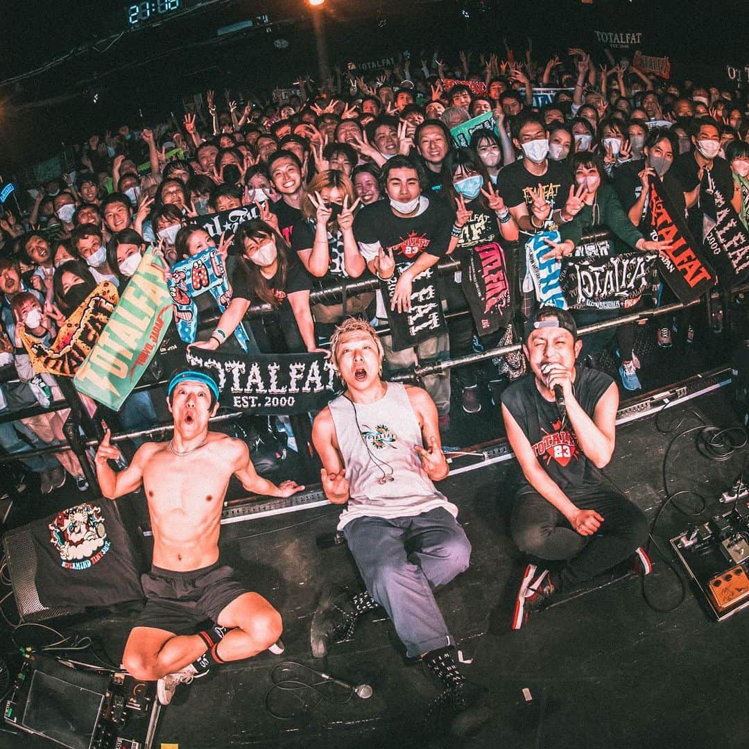 TOTALFATのインスタグラム：「4/6 新代田FEVERありがとうございました！ 今日でTOTALFATは23歳になりました。 24年目もガンガンいきます！ これからもよろしくお願いします！！  Photo by @masaty_x」