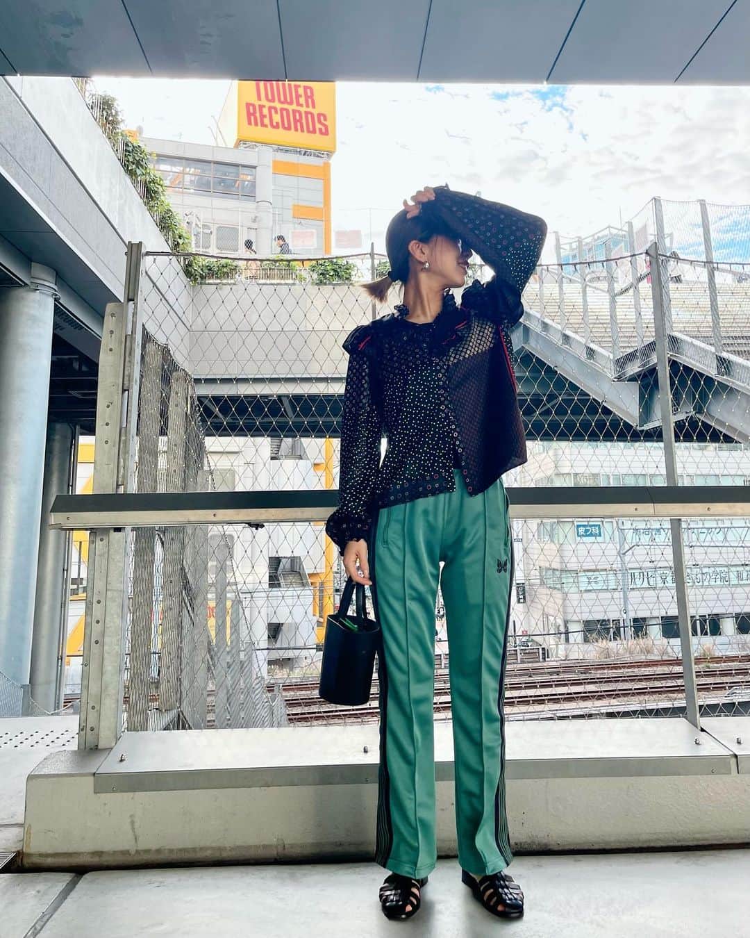 のインスタグラム：「ジャージ☻໊* 履き心地よくてお気に入り。 ブーツカットでスタイルアップ✌︎  #ootd #pants#loftman#needles#trackpants#ジャージコーデ#ジャージ#ニードルズ#ブーツカット#グルカサンダル」