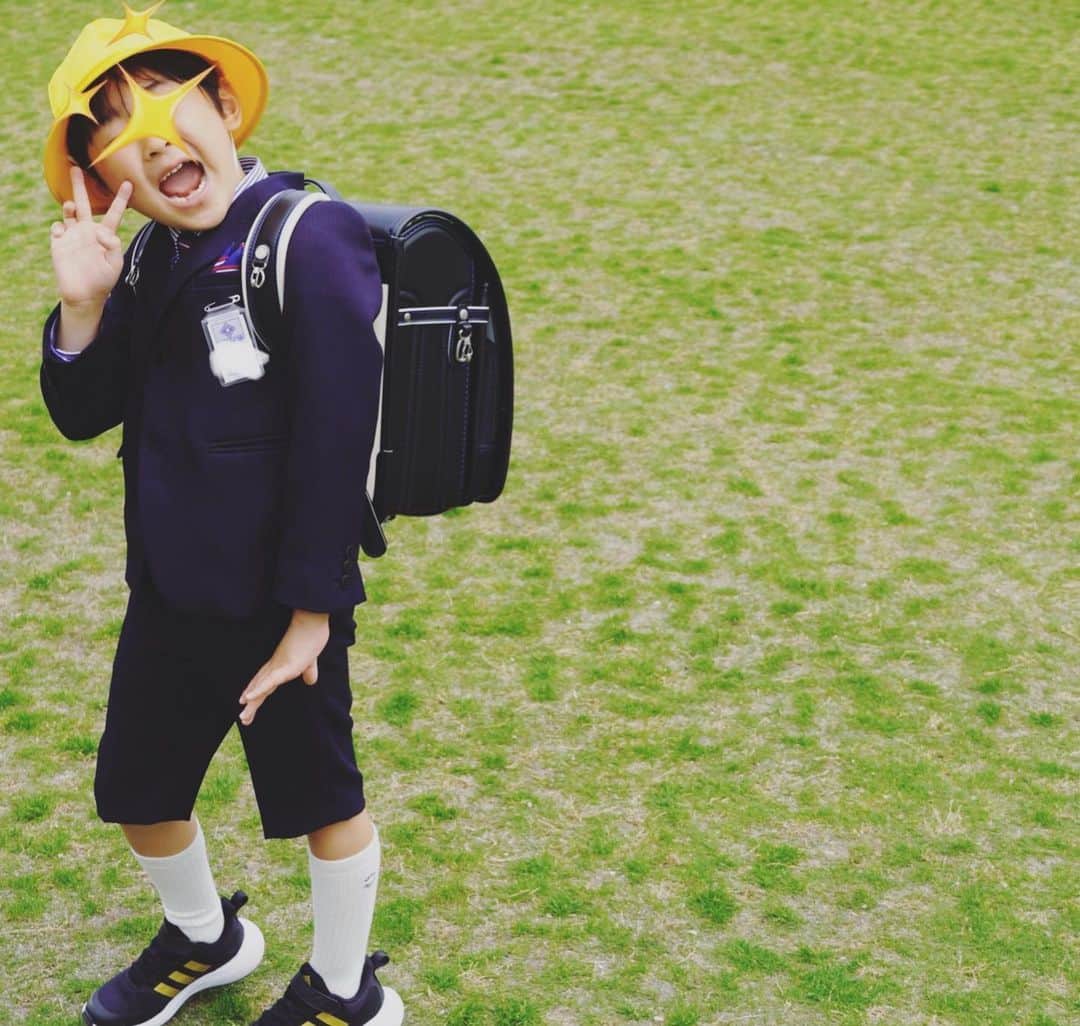 結花子さんのインスタグラム写真 - (結花子Instagram)「息子よ🕊 入学おめでとう🎉 とにかく楽しい小学校生活を送っておくれ✨ ただただ、それだけでいい🫶 . #入学式 #おめでとう　#息子 #小学1年生 #明日から #ドキドキ　#新生活 #友達100人できるかな  #君ならできる」4月6日 22時51分 - yukako_chupapi