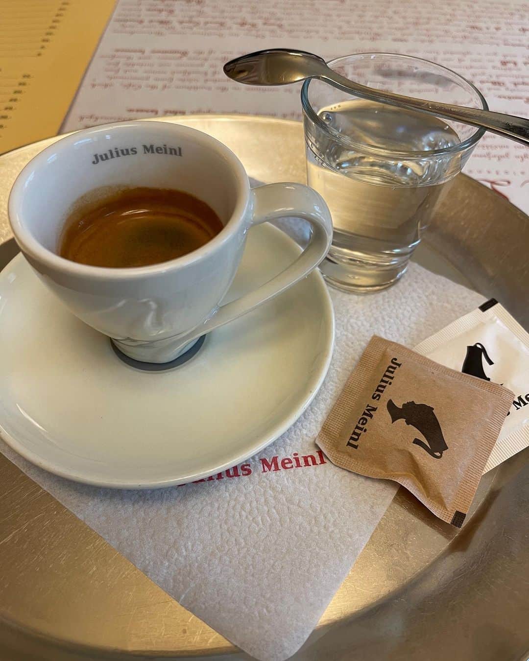 新田朝子さんのインスタグラム写真 - (新田朝子Instagram)「@cafelouvre ☕️🤍  カフカ📖も足繁く通ったとされる、 旧市街にあるカフェ、ルーブル。  一度ランチと、ホテルの近くだったことと雰囲気や料理がとても気に入って、毎朝の朝食に利用しました。地元の人もたくん訪れているようで☺️特にリバーで出来たミートボールの入ったスープがお気に入り。  リーズナブルで高貴な雰囲気もありつつ、 カジュアルさもある、とにかく居心地の良いカフェでした◎  最後の写真は、カフェ付近のカフカ。  #海外在住 #中東在住 #ヨーロッパ旅行 #東欧 #チェコ #プラハ #旧市街 #海外旅行好きな人と繋がりたい #カフェ巡り #カフェタイム #振り返り #思い出投稿   #prague #czech #easterneurope #europe_vacations #europetravel #travelphotography #loveprague」4月6日 22時53分 - asako.nitta