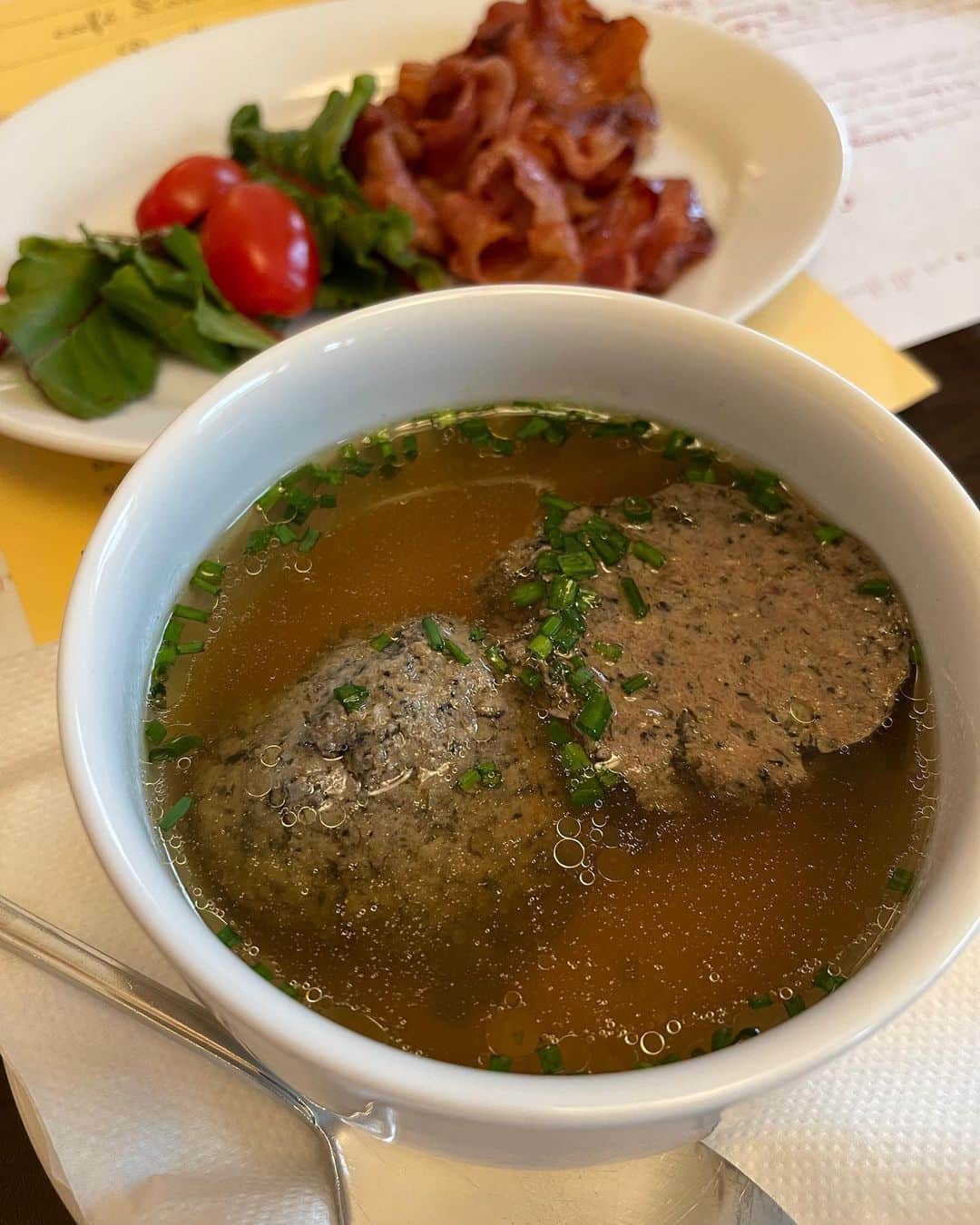 新田朝子さんのインスタグラム写真 - (新田朝子Instagram)「@cafelouvre ☕️🤍  カフカ📖も足繁く通ったとされる、 旧市街にあるカフェ、ルーブル。  一度ランチと、ホテルの近くだったことと雰囲気や料理がとても気に入って、毎朝の朝食に利用しました。地元の人もたくん訪れているようで☺️特にリバーで出来たミートボールの入ったスープがお気に入り。  リーズナブルで高貴な雰囲気もありつつ、 カジュアルさもある、とにかく居心地の良いカフェでした◎  最後の写真は、カフェ付近のカフカ。  #海外在住 #中東在住 #ヨーロッパ旅行 #東欧 #チェコ #プラハ #旧市街 #海外旅行好きな人と繋がりたい #カフェ巡り #カフェタイム #振り返り #思い出投稿   #prague #czech #easterneurope #europe_vacations #europetravel #travelphotography #loveprague」4月6日 22時53分 - asako.nitta