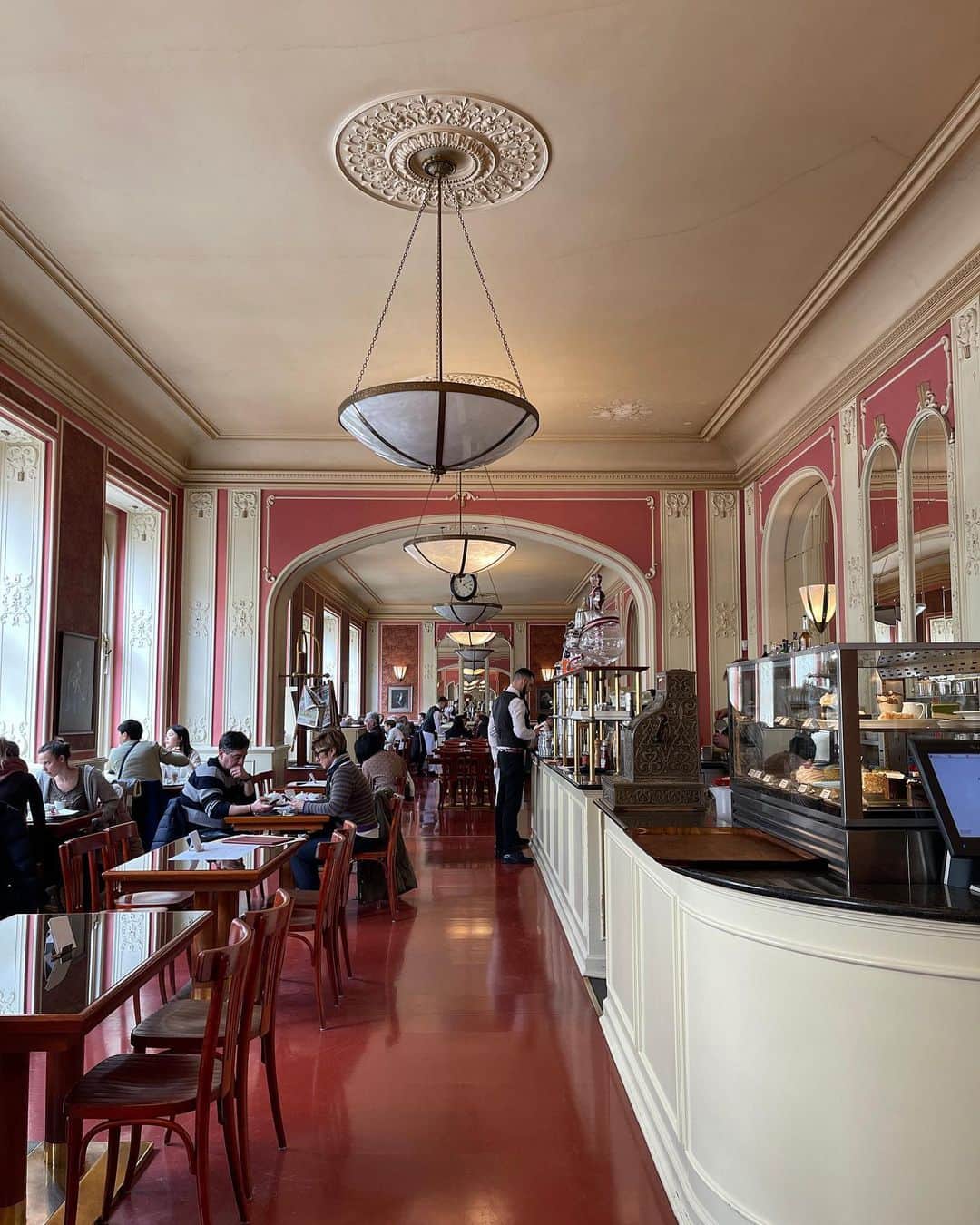 新田朝子さんのインスタグラム写真 - (新田朝子Instagram)「@cafelouvre ☕️🤍  カフカ📖も足繁く通ったとされる、 旧市街にあるカフェ、ルーブル。  一度ランチと、ホテルの近くだったことと雰囲気や料理がとても気に入って、毎朝の朝食に利用しました。地元の人もたくん訪れているようで☺️特にリバーで出来たミートボールの入ったスープがお気に入り。  リーズナブルで高貴な雰囲気もありつつ、 カジュアルさもある、とにかく居心地の良いカフェでした◎  最後の写真は、カフェ付近のカフカ。  #海外在住 #中東在住 #ヨーロッパ旅行 #東欧 #チェコ #プラハ #旧市街 #海外旅行好きな人と繋がりたい #カフェ巡り #カフェタイム #振り返り #思い出投稿   #prague #czech #easterneurope #europe_vacations #europetravel #travelphotography #loveprague」4月6日 22時53分 - asako.nitta