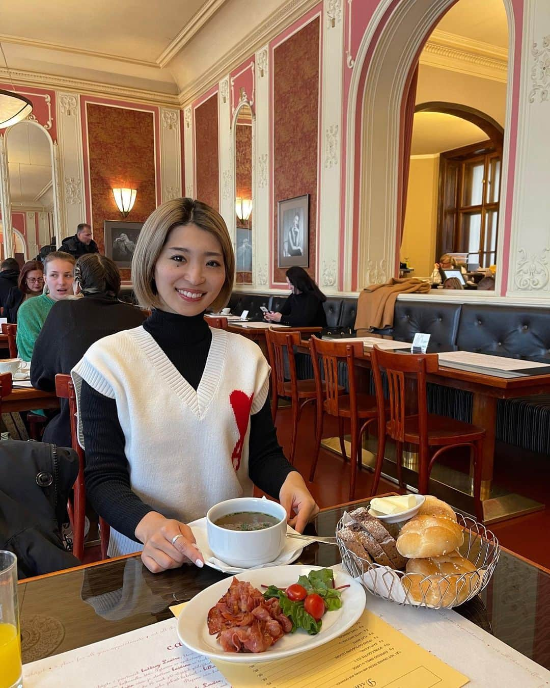 新田朝子のインスタグラム：「@cafelouvre ☕️🤍  カフカ📖も足繁く通ったとされる、 旧市街にあるカフェ、ルーブル。  一度ランチと、ホテルの近くだったことと雰囲気や料理がとても気に入って、毎朝の朝食に利用しました。地元の人もたくん訪れているようで☺️特にリバーで出来たミートボールの入ったスープがお気に入り。  リーズナブルで高貴な雰囲気もありつつ、 カジュアルさもある、とにかく居心地の良いカフェでした◎  最後の写真は、カフェ付近のカフカ。  #海外在住 #中東在住 #ヨーロッパ旅行 #東欧 #チェコ #プラハ #旧市街 #海外旅行好きな人と繋がりたい #カフェ巡り #カフェタイム #振り返り #思い出投稿   #prague #czech #easterneurope #europe_vacations #europetravel #travelphotography #loveprague」