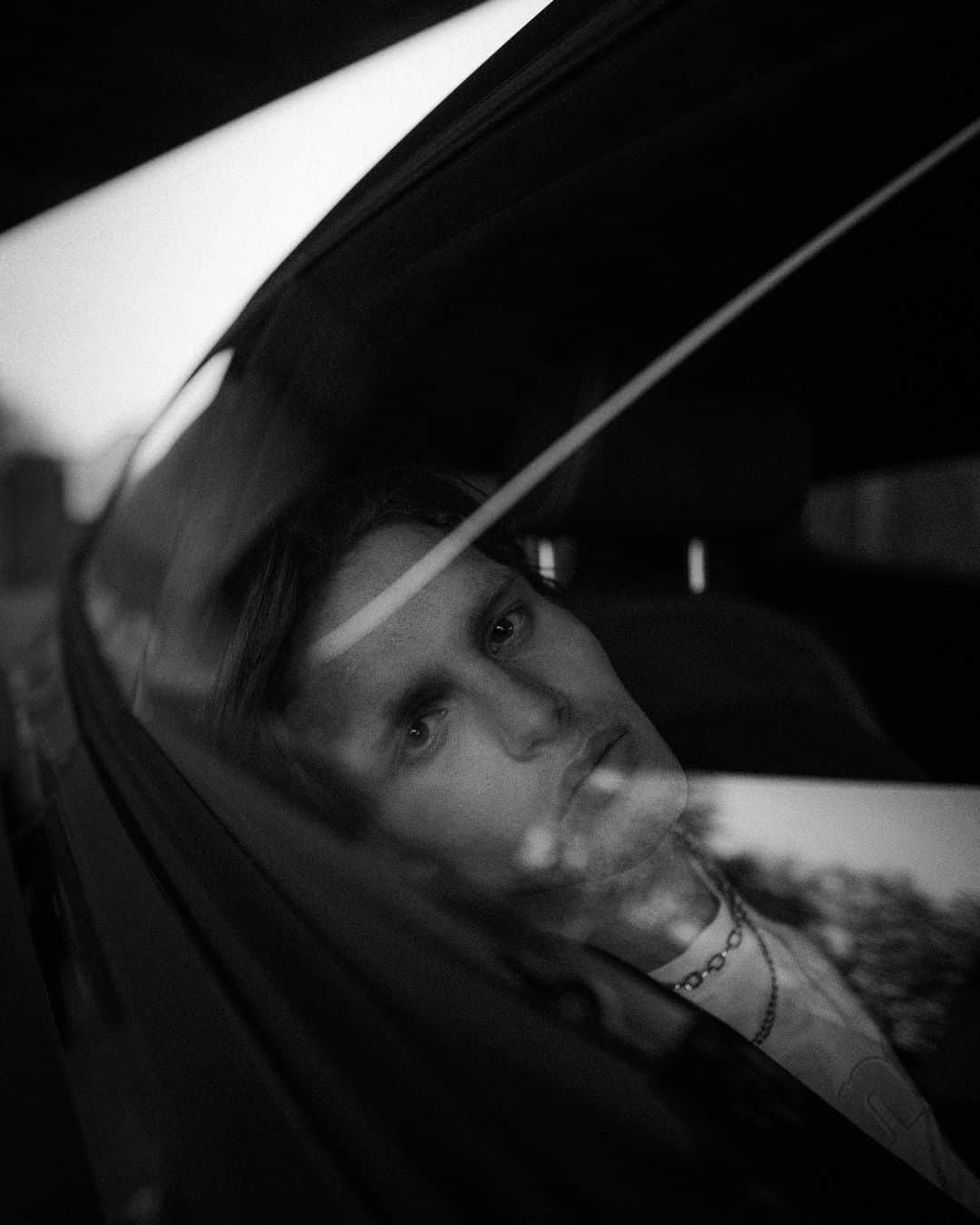 ライカさんのインスタグラム写真 - (ライカInstagram)「Reflecting  The lens that guides you through the world of photography, or wait, do we see two worlds here?  📷:@mauricepehle  #LeicaCamera #Leica #🔴📷」4月6日 23時00分 - leica_camera