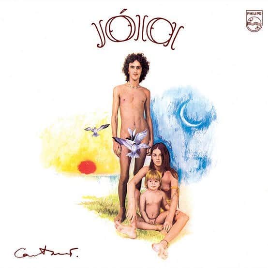 カエターノ・ヴェローゾのインスタグラム：「Alô, turma! O álbum “Jóia” (1975) ganhou uma edição especial e exclusiva em LP no Clube do Vinil da @umusicstorebrasil.   O Jóia é a minha relação com o trabalho limpo, pequenas peças bem acabadas, com a liberdade de Araçá Azul. Não tem nem bateria no Jóia, um instrumento do qual eu não gostava. Cada faixa é uma jóia. 💛👈🏼  Assine o clube e ganhe também o Fan Box Jóia para aumentar a sua coleção! Link nos stories. 💿🎶  📸: Revista Pop (1975)  #CaetanoVeloso #UnsProduções #Jóia」