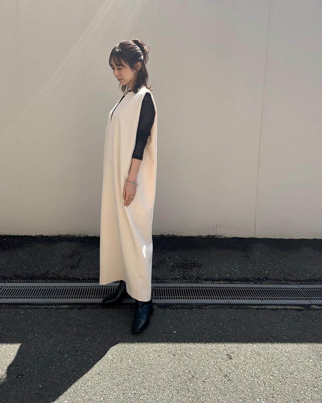 伊藤舞さんのインスタグラム写真 - (伊藤舞Instagram)「🤍 4月のARNEの衣装です。 . @hholickids さんの skipper long one-pieceのivoryと See - through long sleeve cut&sewのblack。 . 柔らかいカラーのワンピにブラックのインナーで キレイめすぎず、かわいすぎず、 いいバランスでお気に入りの組み合わせです♡ . インナーはシアー素材なので 黒でも重たくなりすぎずに着られました！ . . #hholic #outfit  #arne #fukuoka」4月6日 23時07分 - maiito_fbs