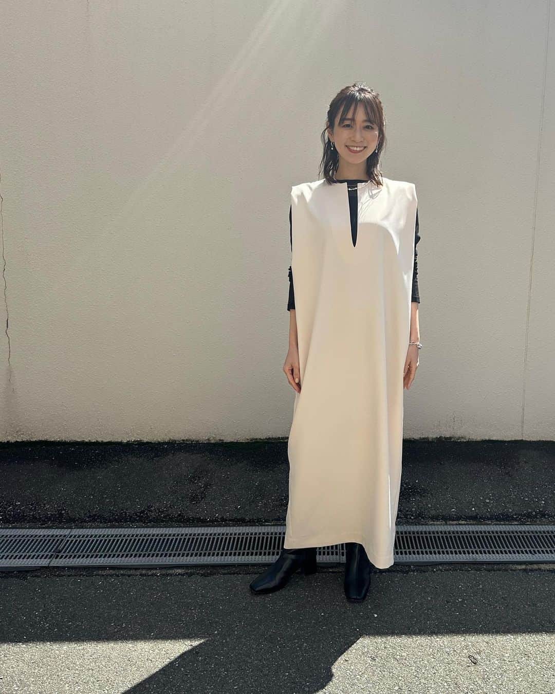 伊藤舞のインスタグラム：「🤍 4月のARNEの衣装です。 . @hholickids さんの skipper long one-pieceのivoryと See - through long sleeve cut&sewのblack。 . 柔らかいカラーのワンピにブラックのインナーで キレイめすぎず、かわいすぎず、 いいバランスでお気に入りの組み合わせです♡ . インナーはシアー素材なので 黒でも重たくなりすぎずに着られました！ . . #hholic #outfit  #arne #fukuoka」