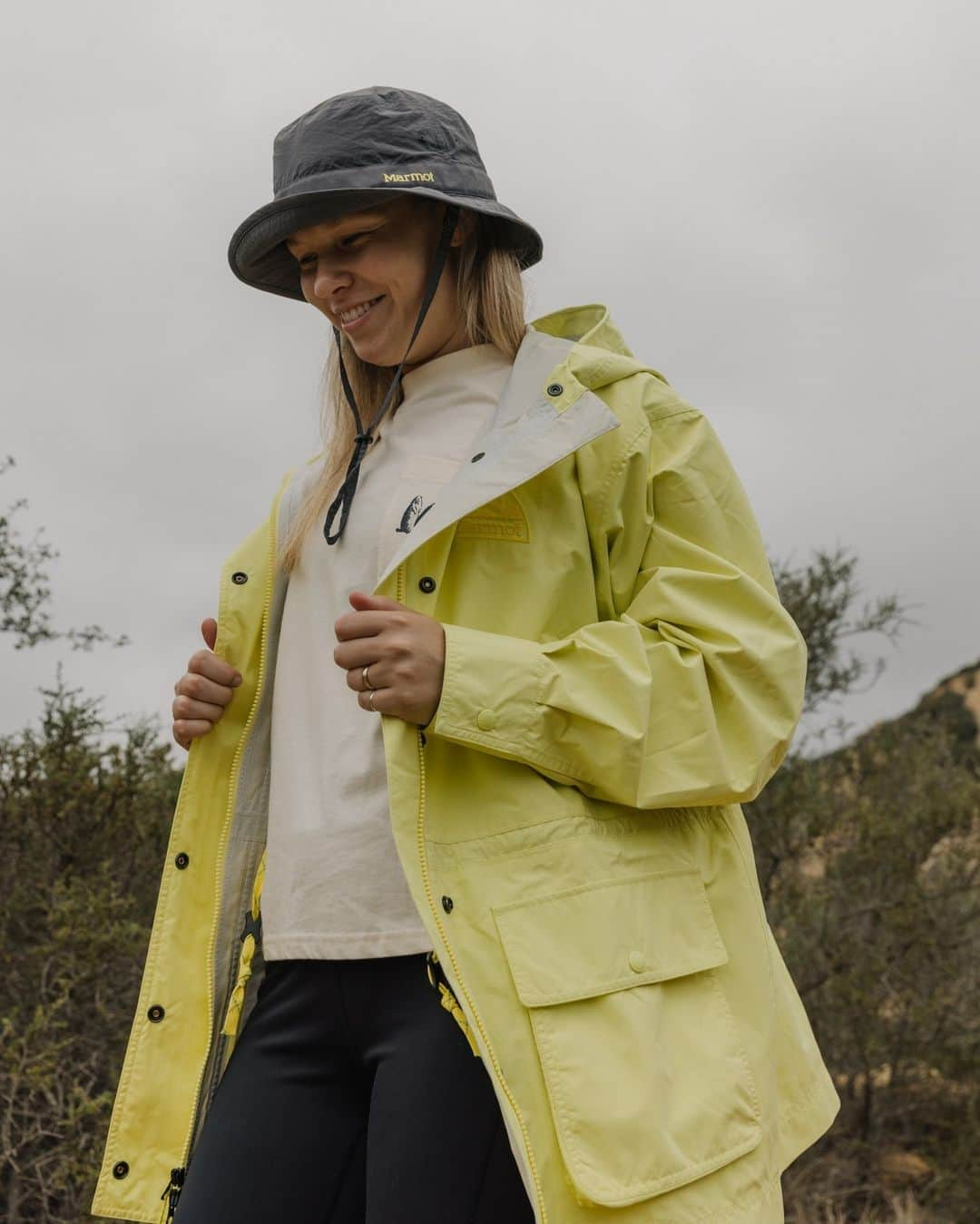 マーモットのインスタグラム：「Laid back, everyday rainwear with a vibe straight out of the 70s ✌️   Don't be fooled by its retro cool, this parka is packed with the modern features and waterproof technology that will keep your downtown and mountain town style dry.   Pictures: @seanrcollier  #Marmot」