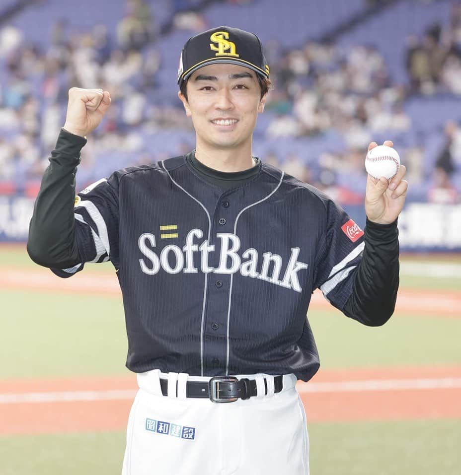 和田毅のインスタグラム：「⚾️ 今年初登板で、調子は良くなかったですが、チームが勝てて良かったです。 また次頑張ります❗️ #球団最年長記録は #投げ終わってから知った #今井さんといえばナイトシャッフル #福岡の方で同年代以上の方なら #知ってますよね😁 #登板2日前に #両親からのプレッシャーが笑 #43回目の結婚記念日おめでとう㊗️ #勝てて良かったです」