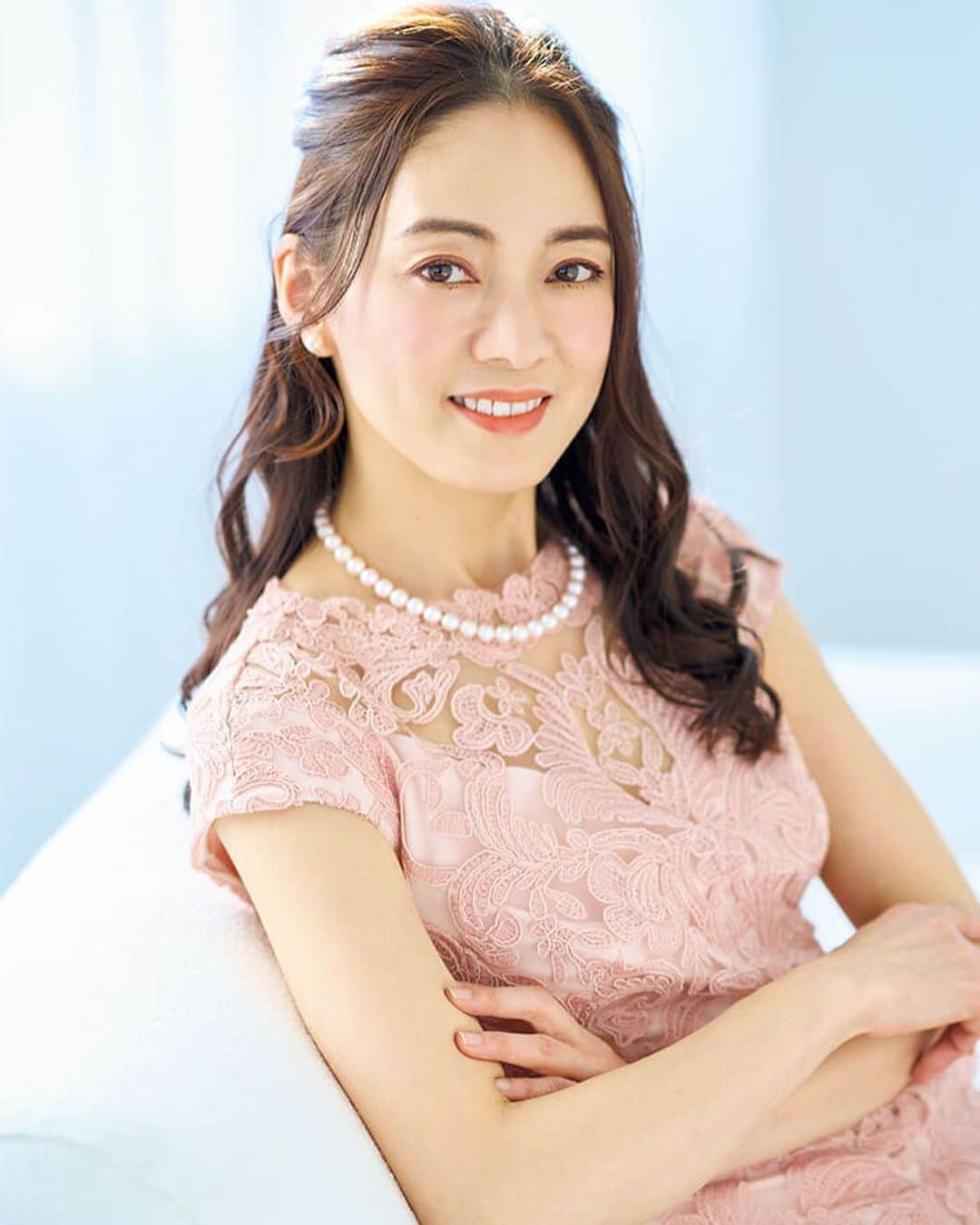 小西さやかのインスタグラム：「大人になっても可愛いくいたいあなたへ 子育てでつい自分のことは後回しに、、、。気づけば服は出産後、ほとんど買ってなかった😭 そんな私も、久々に雑誌の撮影でママになってもキレイでいないとね！と思いました。同じ気持ちのママさんにも、読んでもらいたい記事になってます(^^) . 4月6日(木)ついに、美人百花のお姉さん版「大人百花」が発売に！ 誌面でも特集していただいているのですが、本日、WEBにも詳細内容をアップしていただきました。よかったらチェックしてみてくださいね。 . リンクをストーリーズとフィードの最後にQRコード載せてます！ . #美人百花#大人百花#かわいい#大人かわいい #可愛い#可愛いものが好き #可愛い子と繋がりたい #大人可愛い#大人可愛いコーデ #大人可愛いファッション #大人可愛いヘア #大人可愛いコーディネート #雑誌#読者モデル#ママモデル#ママコーデ #ママファッション」