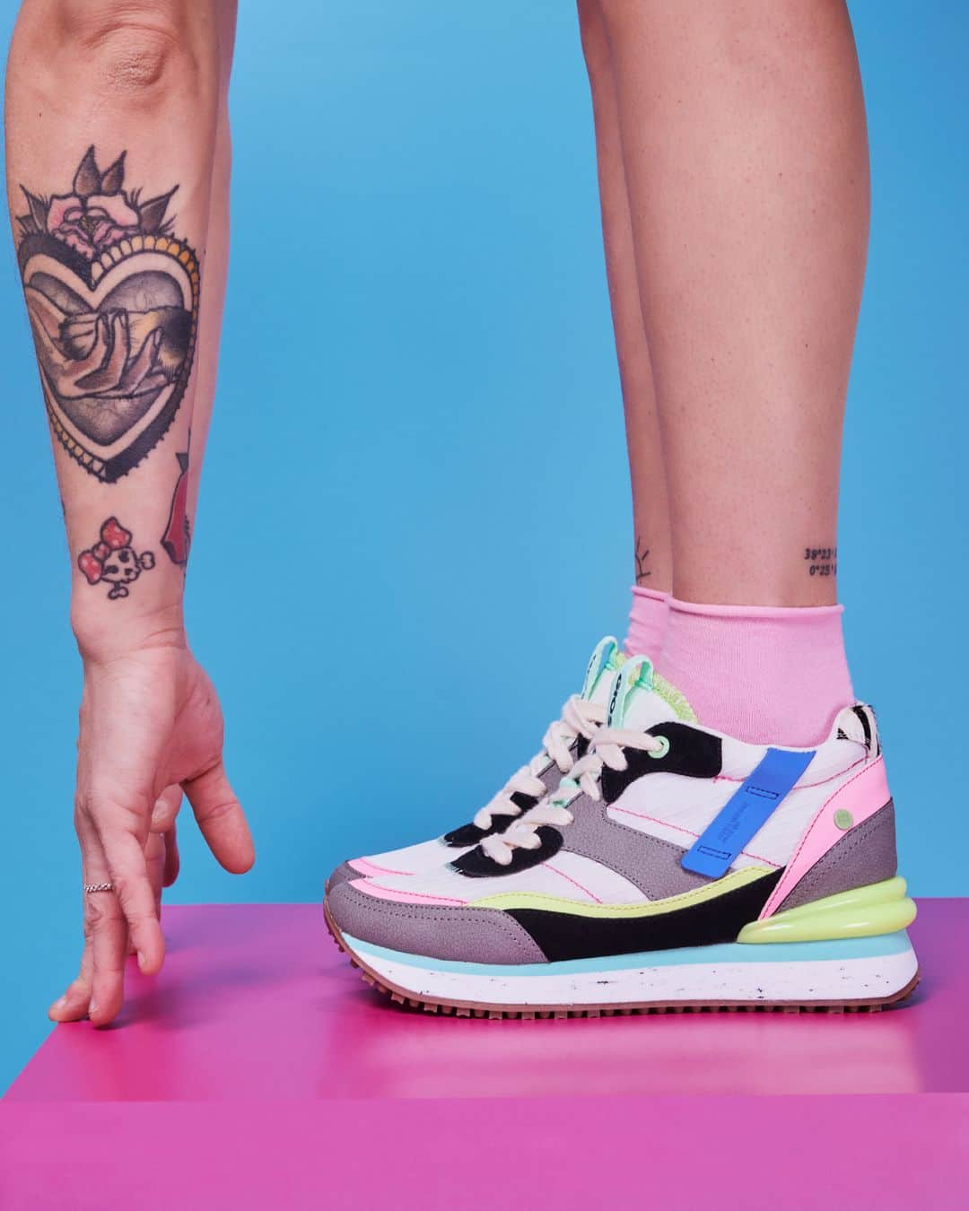 ジオセッポのインスタグラム：「Si lo tuyo es destacar, tenemos las sneakers perfectas para ti 💞  Encuentra tu estilo único con nuestra colección de sneakers en colores vibrantes y diseños originales que reflejan tu personalidad en cada paso que das🤩  Modelo NERANG ------ If standing out is your thing, we've got the perfect sneakers for you 💞  Find your unique style with our collection of sneakers in vibrant colors and original designs that reflect your personality with every step you take🤩  Model : NERANG  #Gioseppo #NewIn #NewArrival #NewCollection #SS23 #Sneakers #Colorful #SpringSummer23 #fashion #FashionTrend #Trendy #Tattoo」