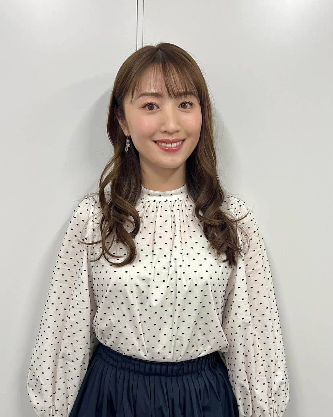 小山愛理のインスタグラム：「⁡ 昨夜のNEXT company 第一部では、2025年大阪・関西万博での商用運航実現を目指す「空飛ぶ車」の現在地について専門家を招いてお話を伺いました🚗🚁 ⁡ 第二部では、人手不足、激務化など様々な課題を抱える物流業界ですが、DX化により課題解決に挑む企業を取材してきました🎤 ⁡ 放送から１ヶ月間、見逃し配信中です 番組HPよりぜひご覧ください！ ⁡ #BS11#経済番組#SDGs#DX#空飛ぶ車」