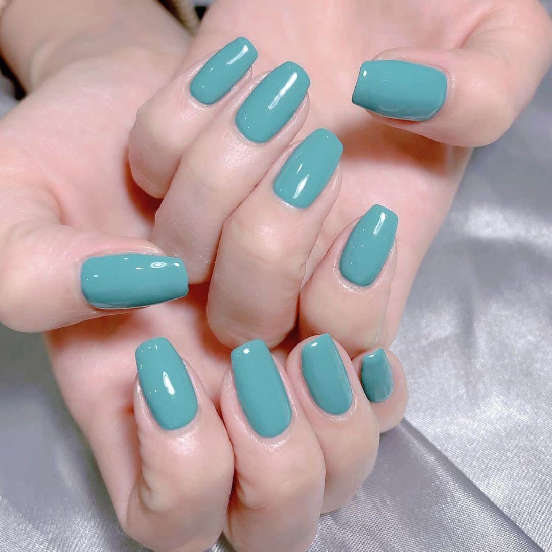なかやまちえこのインスタグラム：「くすみグリーンのワンカラーネイル💅⠀ ⠀ @hinaofficial0313 さん⠀ シンプル is ベスト🪄⠀ ⠀ #nail #nails #nailart #ネイル #美甲 #ネイルアート  #japanesenailart #manucure #japanesenails #manicurist #gelnails #أظافر #네일아트 #미용  #เพ้นท์เล็บ #artedeuñas #เพ้นท์เล็บเจล #ジェルネイルデザイン #ネイルデザイン #nagelkunst #ワンカラーネイル⠀ @aby_sharenail ⠀ @kimacat_betty @pregel.jp」