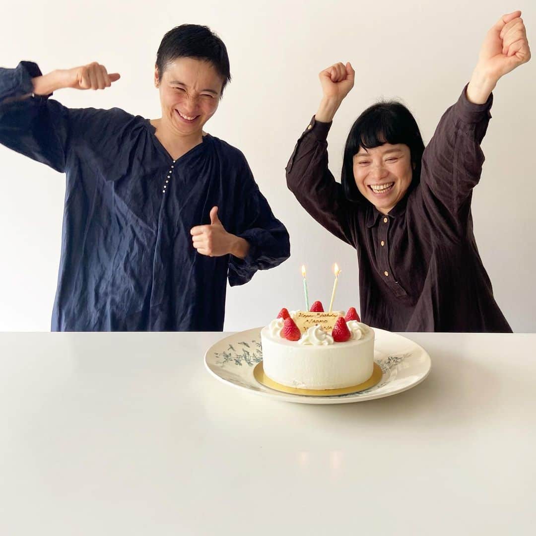 渡辺有子のインスタグラム：「今日の「&premium」連載撮影。撮影後に、このおふたりの合同バースデー🎂をサプライズでしたらこんなに喜んでくれた😂　 おめでとう🎈🎈  いつも笑わせてくれて、ありがとう。」